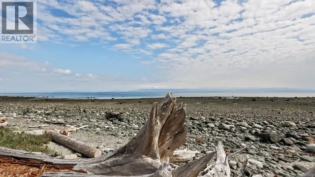 1494 WILKINSON ROAD, Comox 4