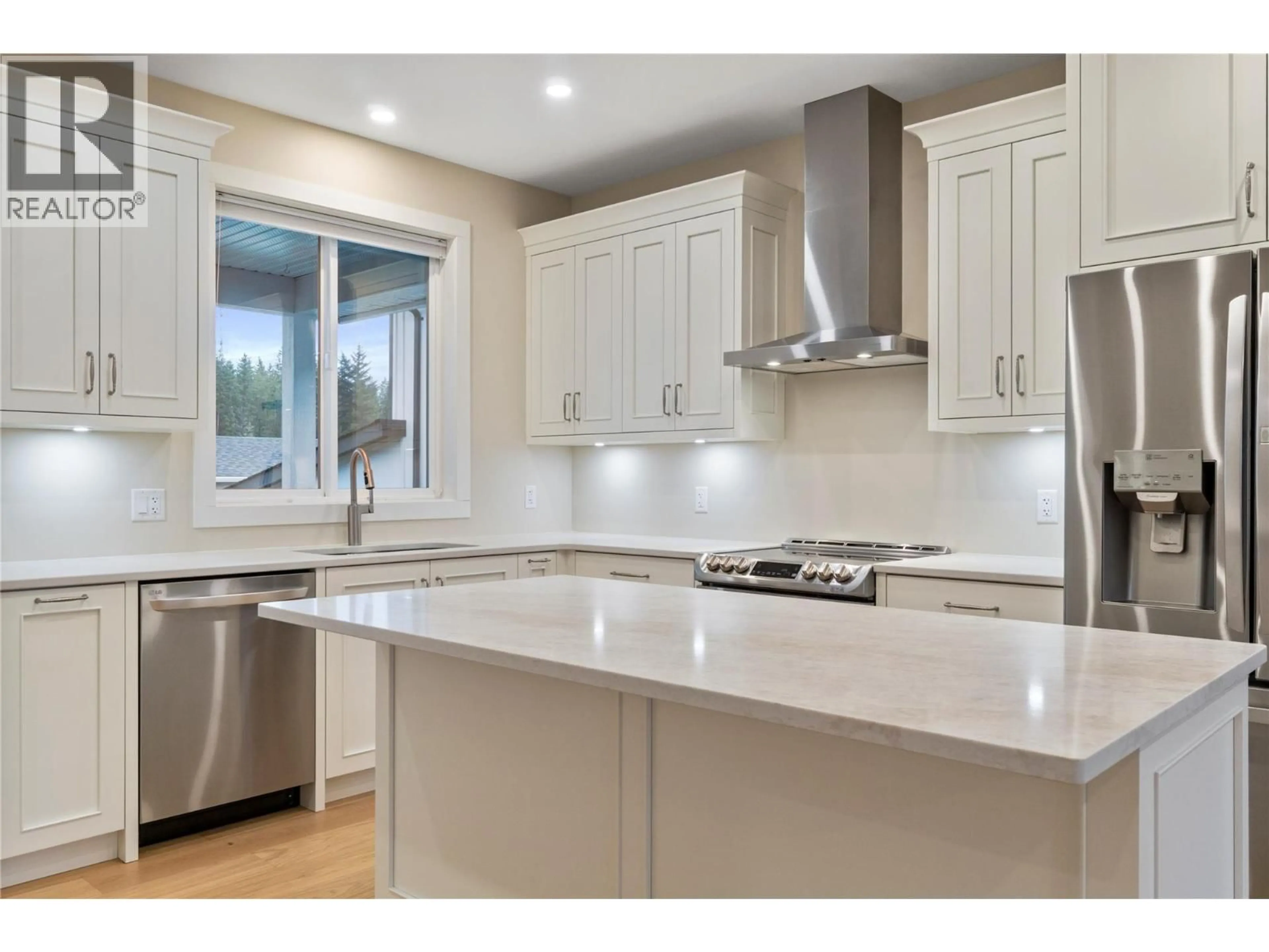 Open concept kitchen, unknown for 2251 14 AVENUE SOUTHEAST, Salmon Arm British Columbia V1E0E7