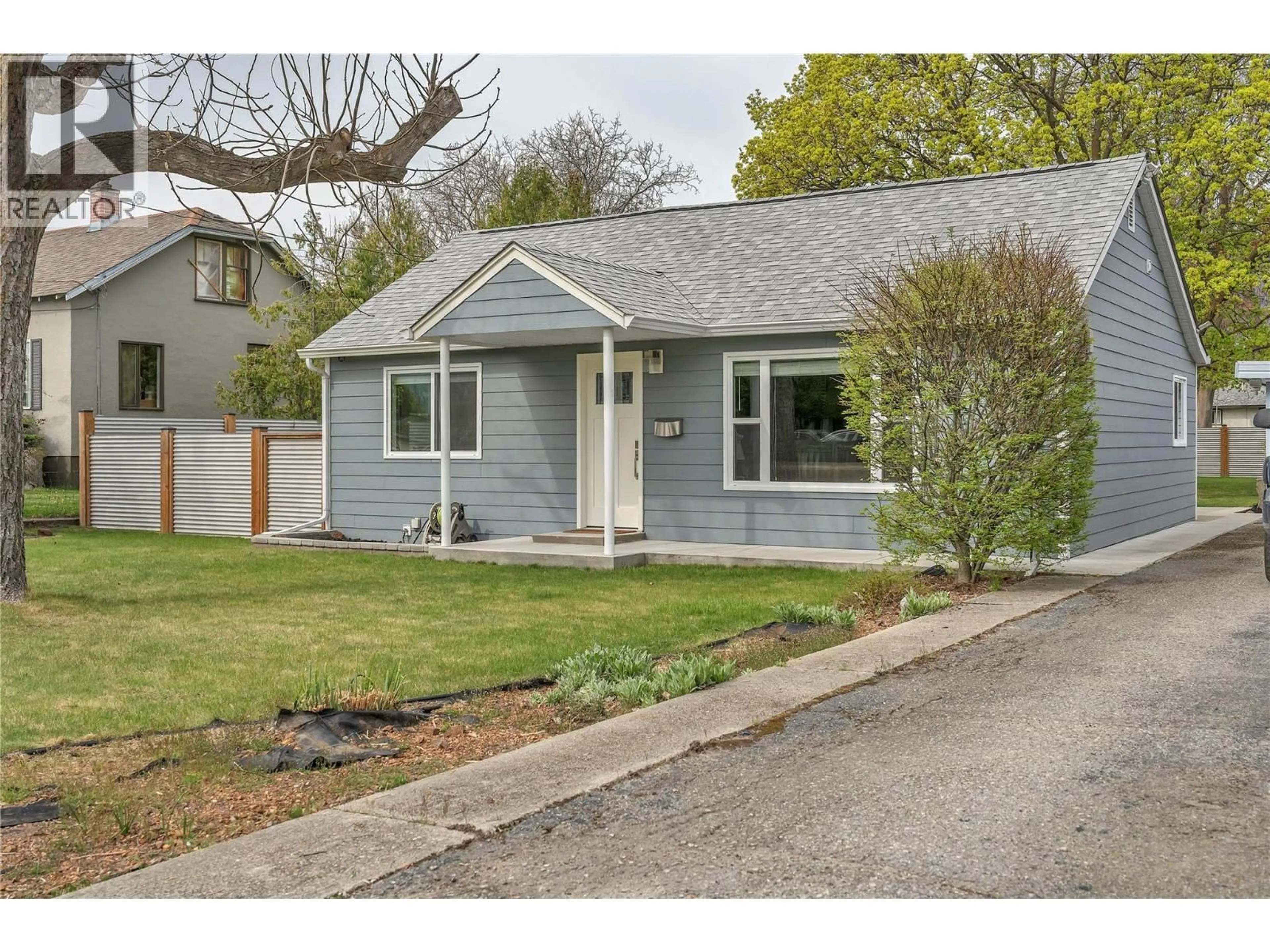 Home with vinyl exterior material, street for 985 MOOSEJAW STREET, Penticton British Columbia V2A5T5