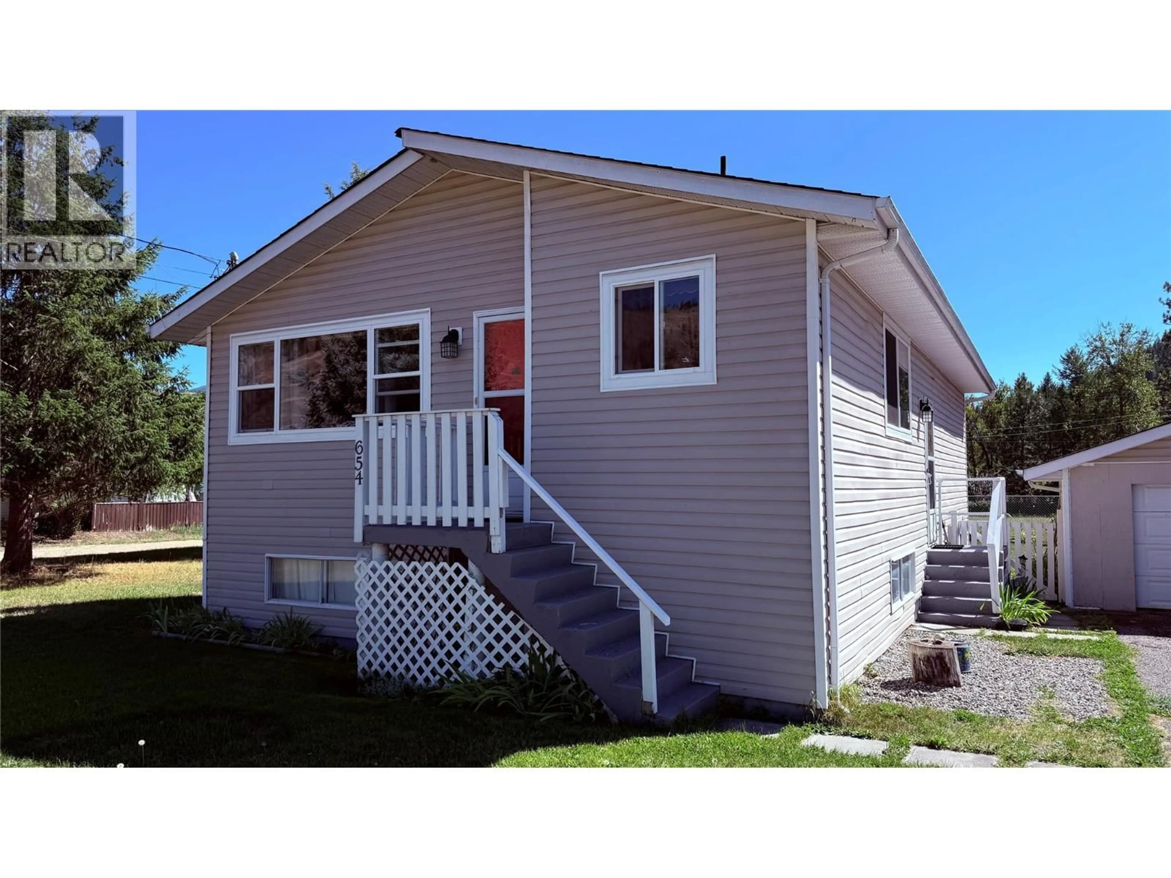 Home with vinyl exterior material, street for 654 SIXTH AVENUE, Midway British Columbia V0H1M0