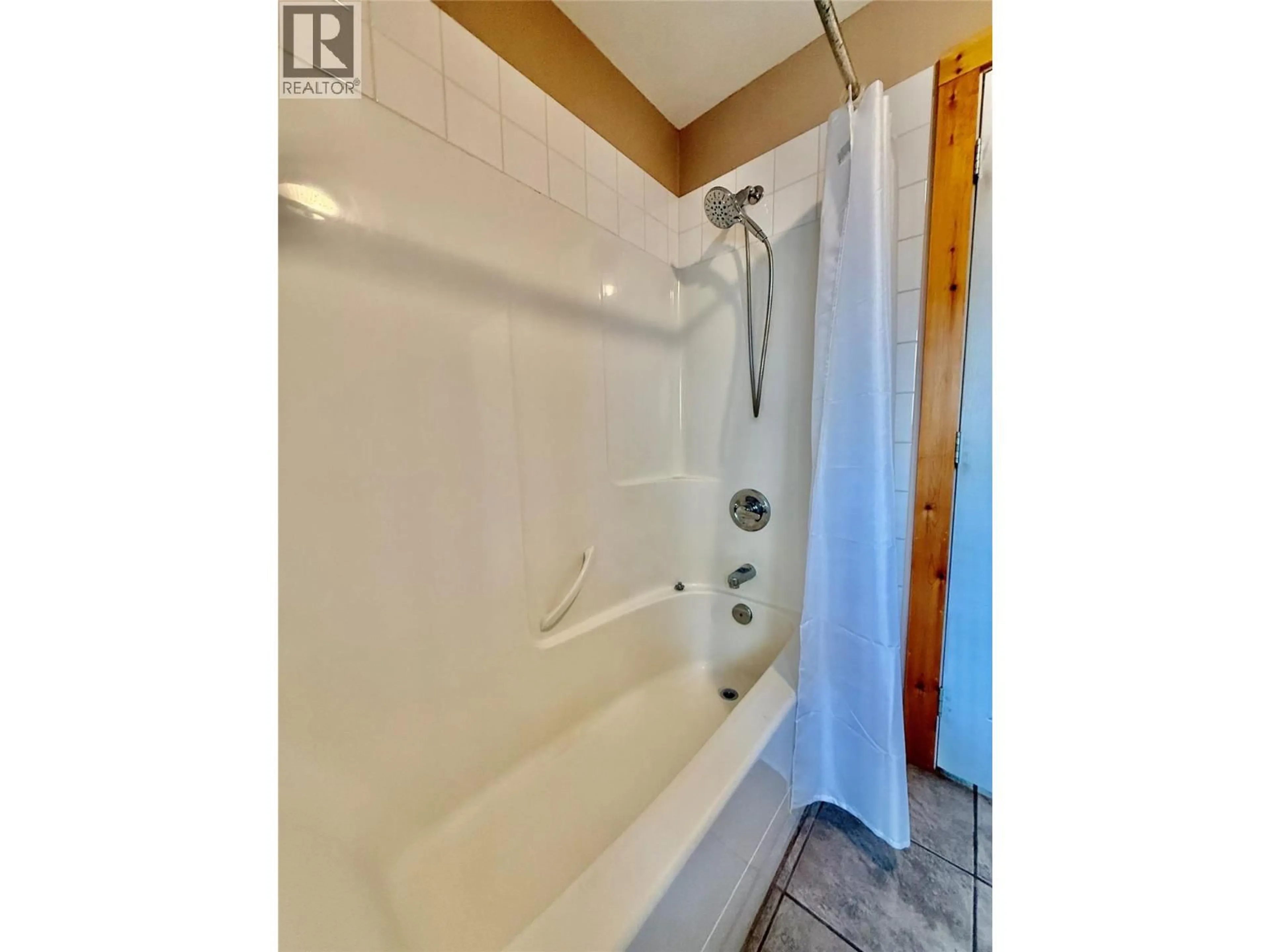 Standard bathroom, ceramic/tile floor for 1017 HUME STREET, Slocan British Columbia V0G2C0