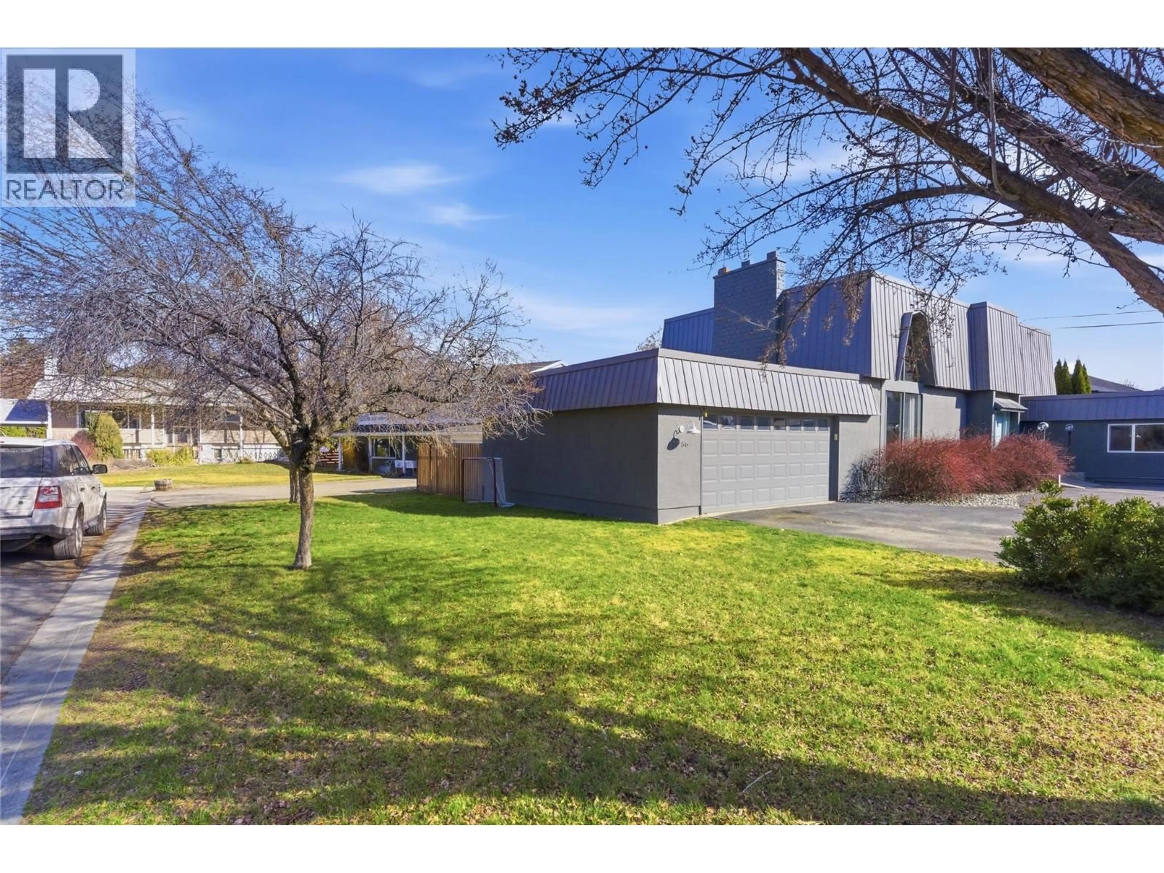 A pic from outside/outdoor area/front of a property/back of a property/a pic from drone, street for 1756 CLIFFORD AVENUE, Kamloops British Columbia V2B4G6