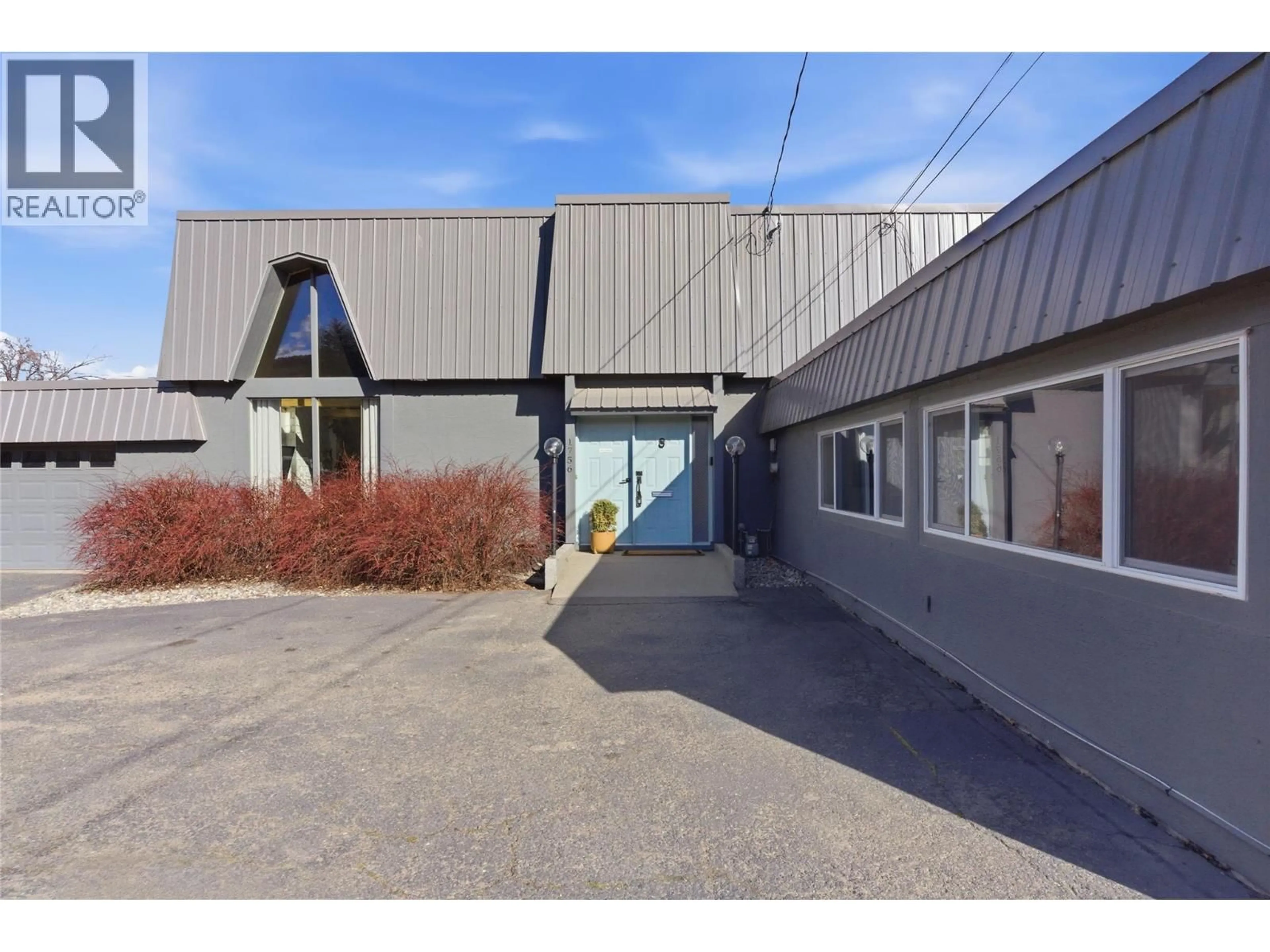 Indoor foyer for 1756 CLIFFORD AVENUE, Kamloops British Columbia V2B4G6