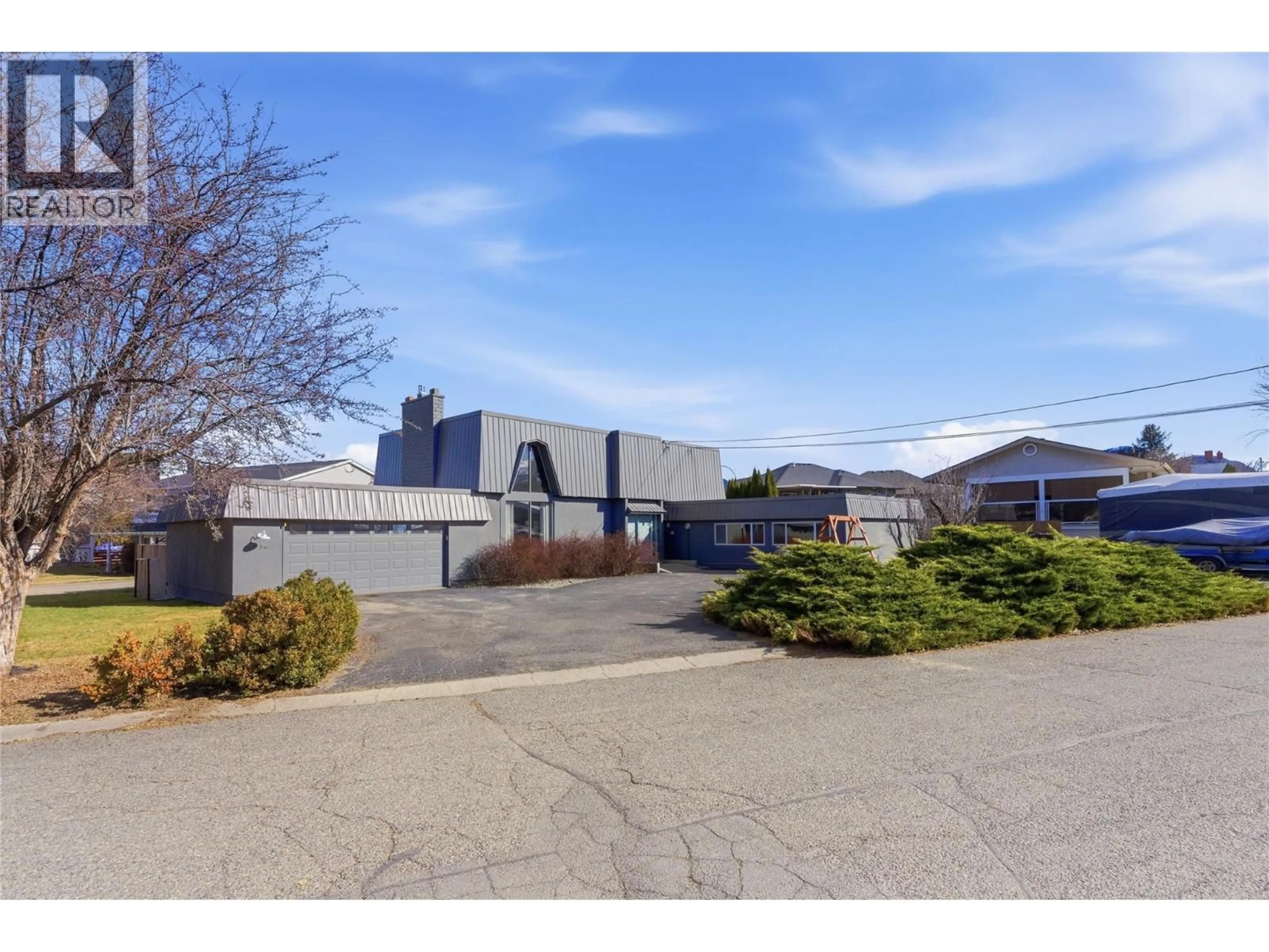 A pic from outside/outdoor area/front of a property/back of a property/a pic from drone, street for 1756 CLIFFORD AVENUE, Kamloops British Columbia V2B4G6