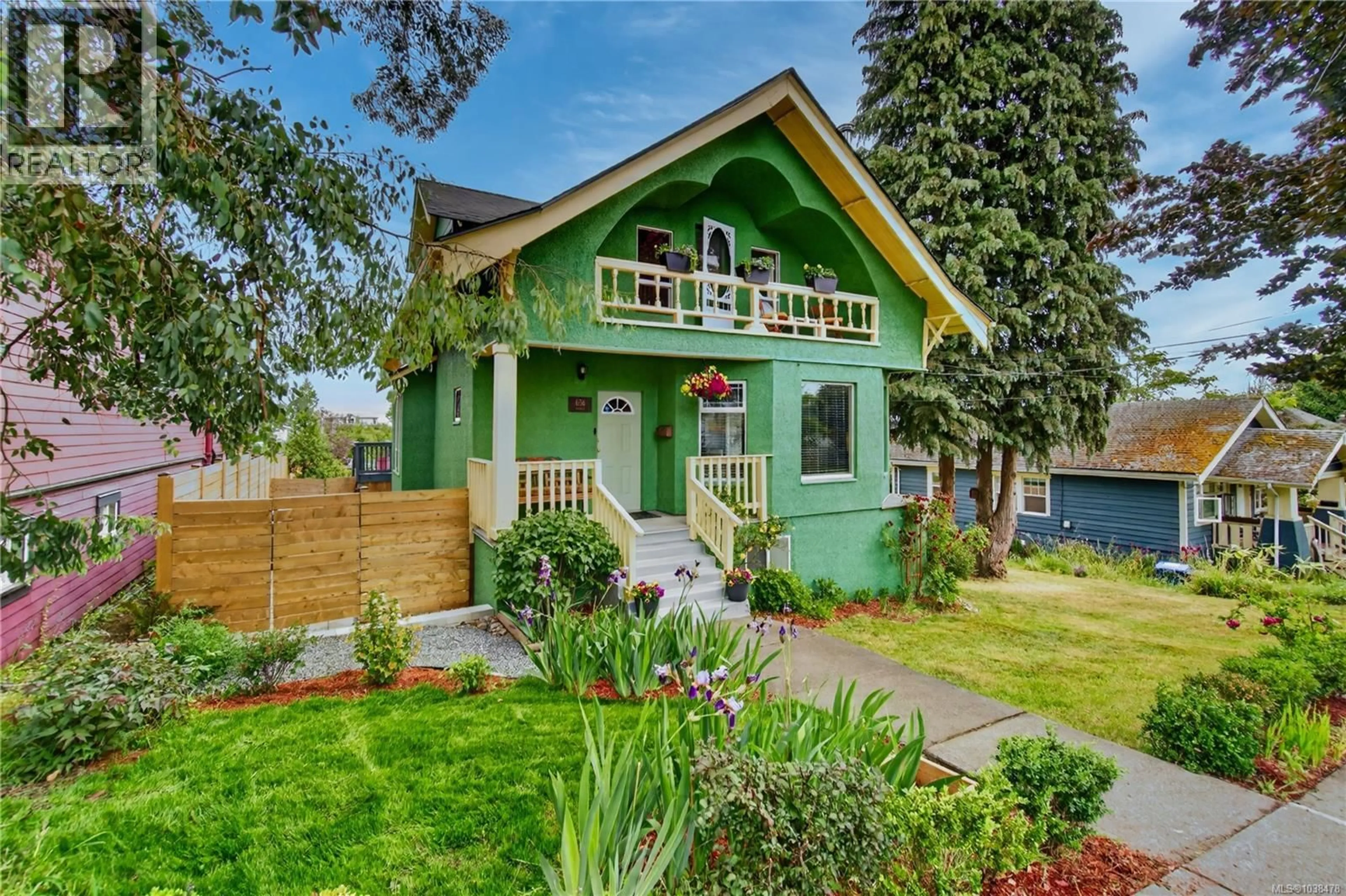 Home with vinyl exterior material, street for 636 KENNEDY STREET, Nanaimo British Columbia V9R2J8