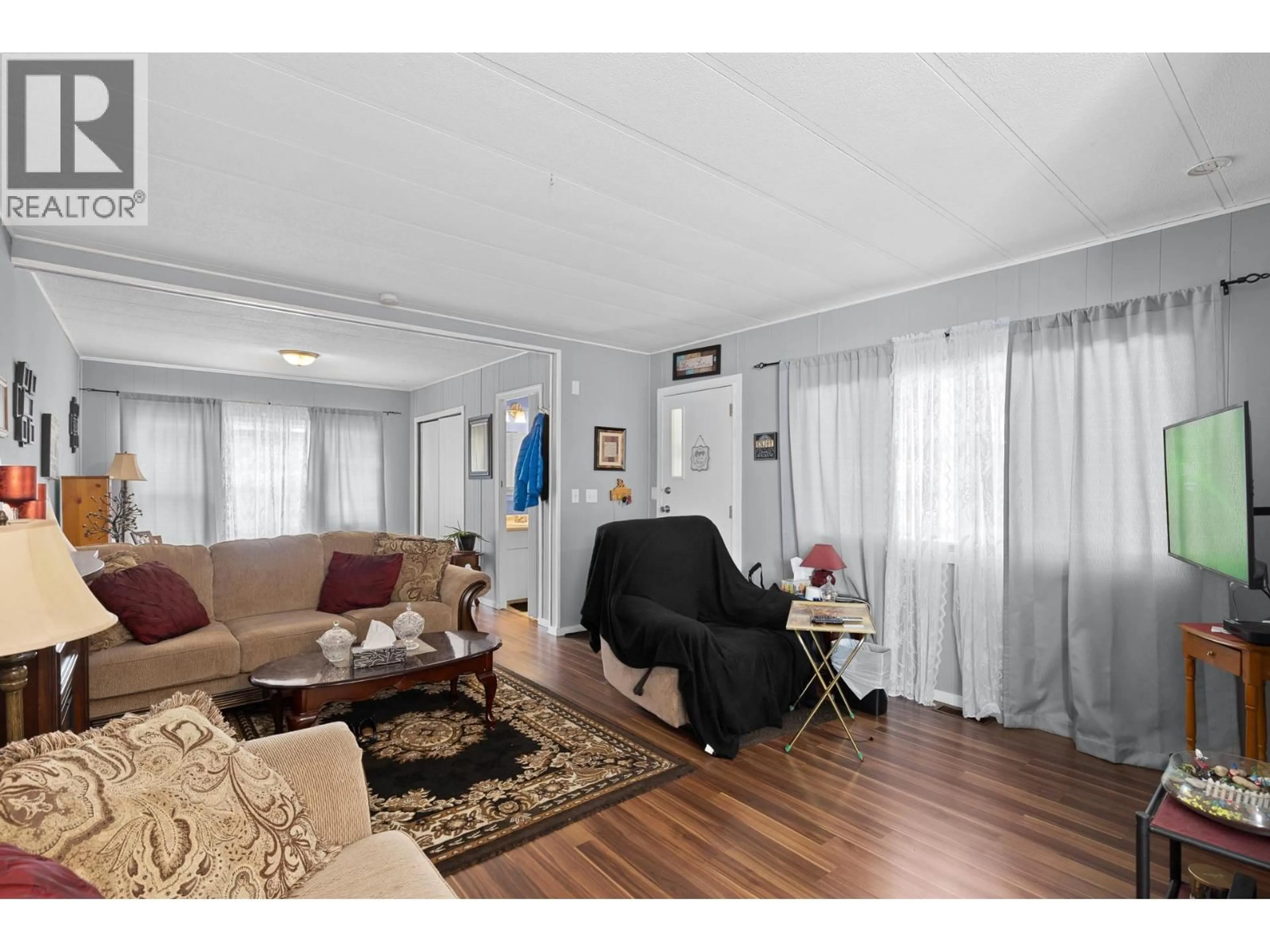 Living room with furniture, wood/laminate floor for 6 - 1929 97 HIGHWAY S OTHER, West Kelowna British Columbia V1Z2Z1