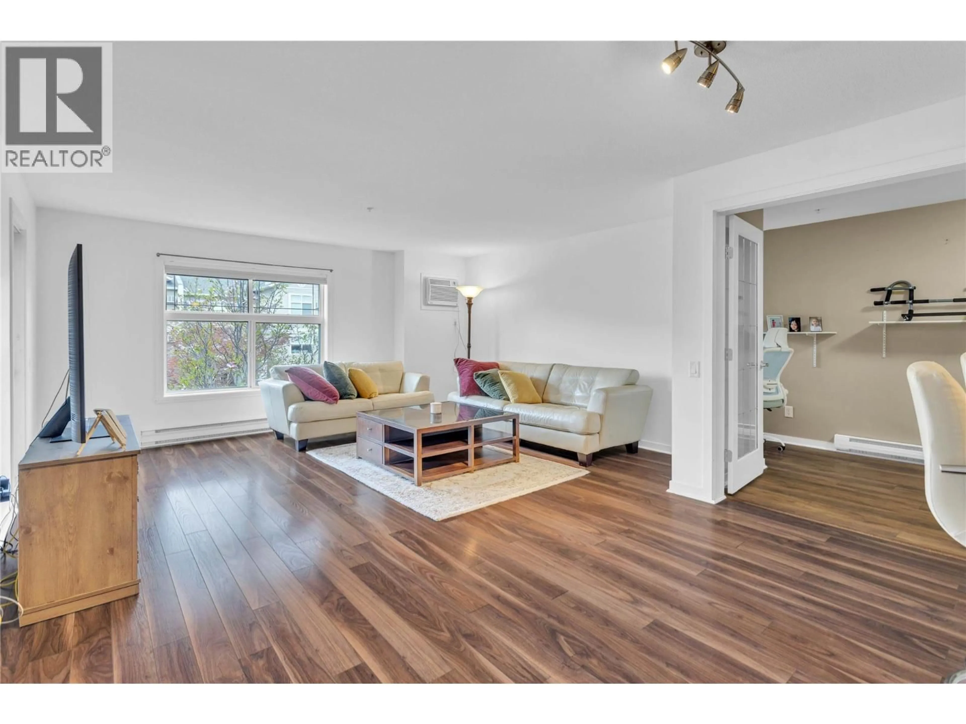 Living room with furniture, wood/laminate floor for 221 - 515 HOUGHTON ROAD, Kelowna British Columbia V1X8B9