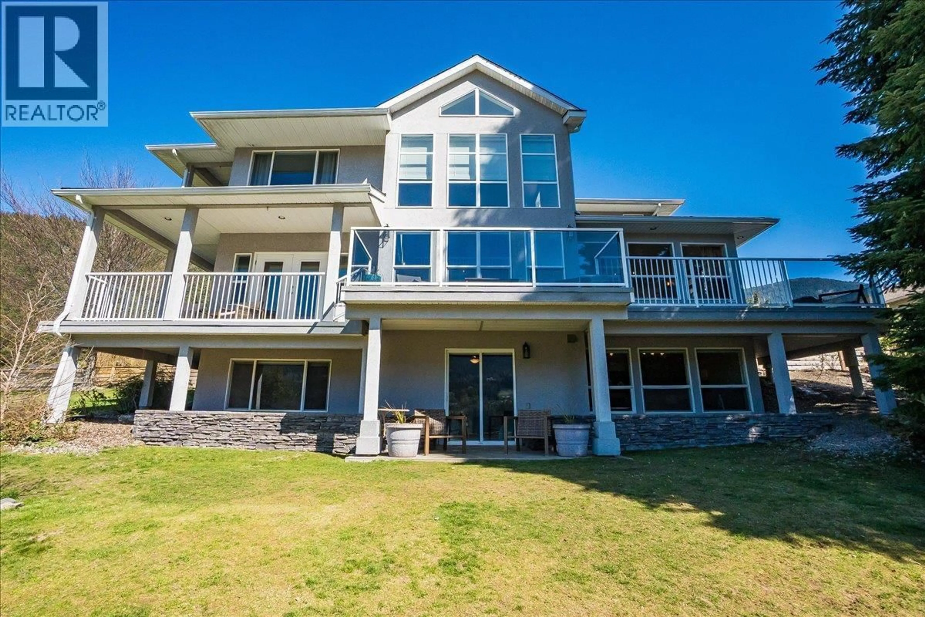 A pic from outside/outdoor area/front of a property/back of a property/a pic from drone, water/lake/river/ocean view for 5839 SUNSET DRIVE, Nelson British Columbia V1L6X9