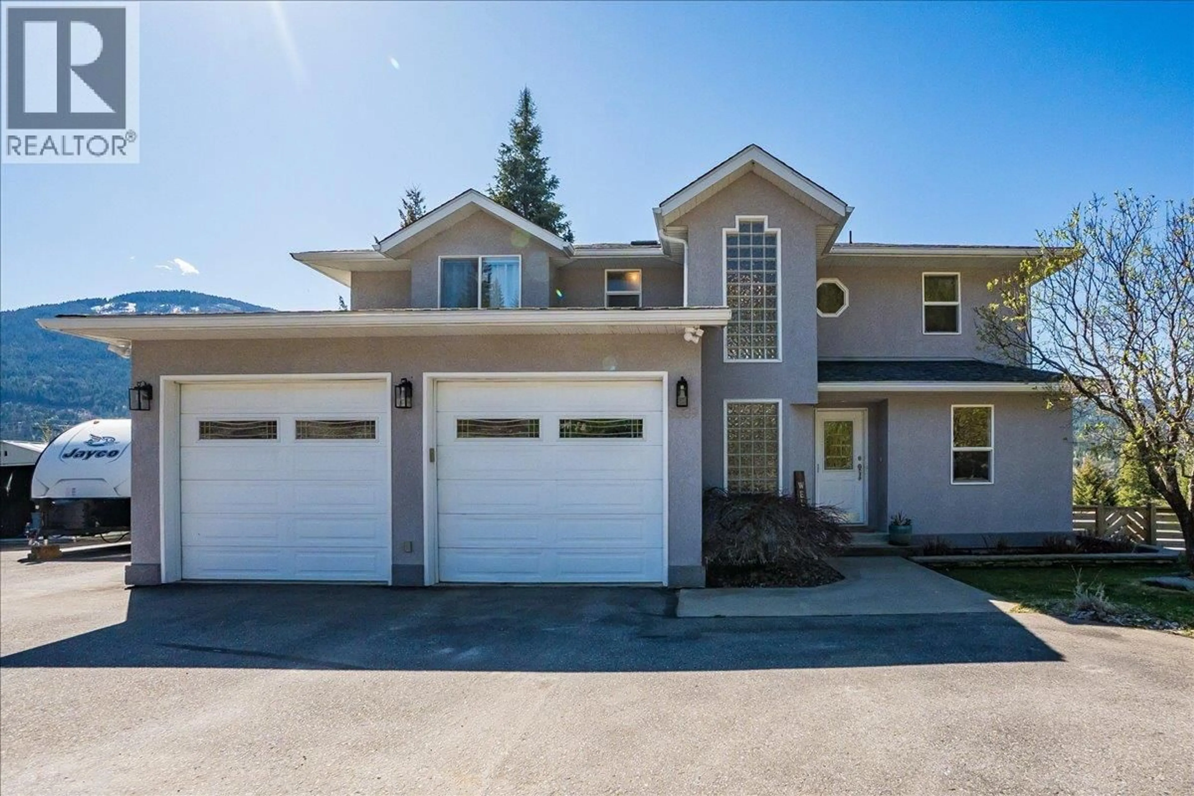 Home with vinyl exterior material, street for 5839 SUNSET DRIVE, Nelson British Columbia V1L6X9