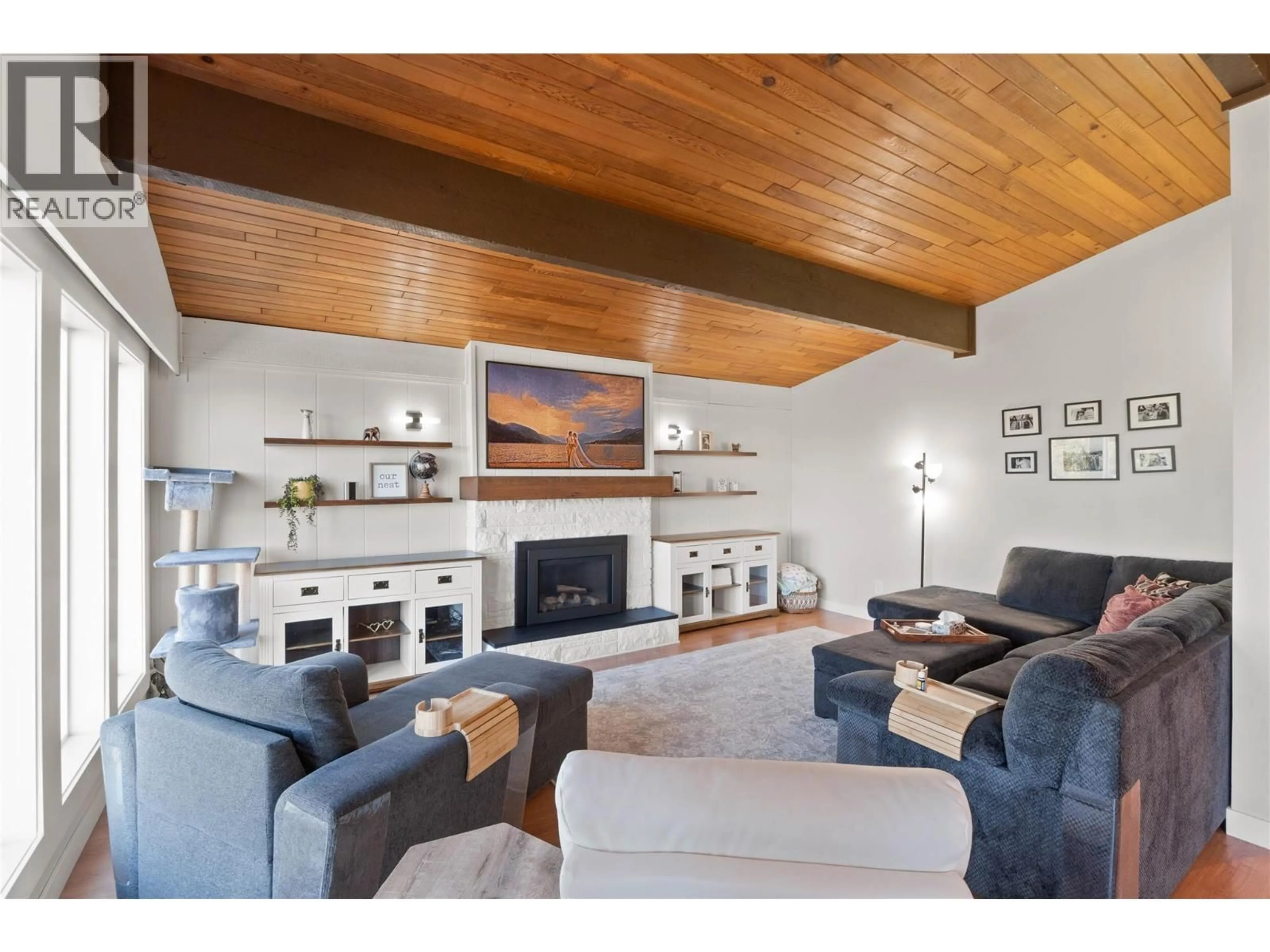 Living room with furniture, wood/laminate floor for 890 GLENEAGLES DRIVE, Kamloops British Columbia V2E1K3