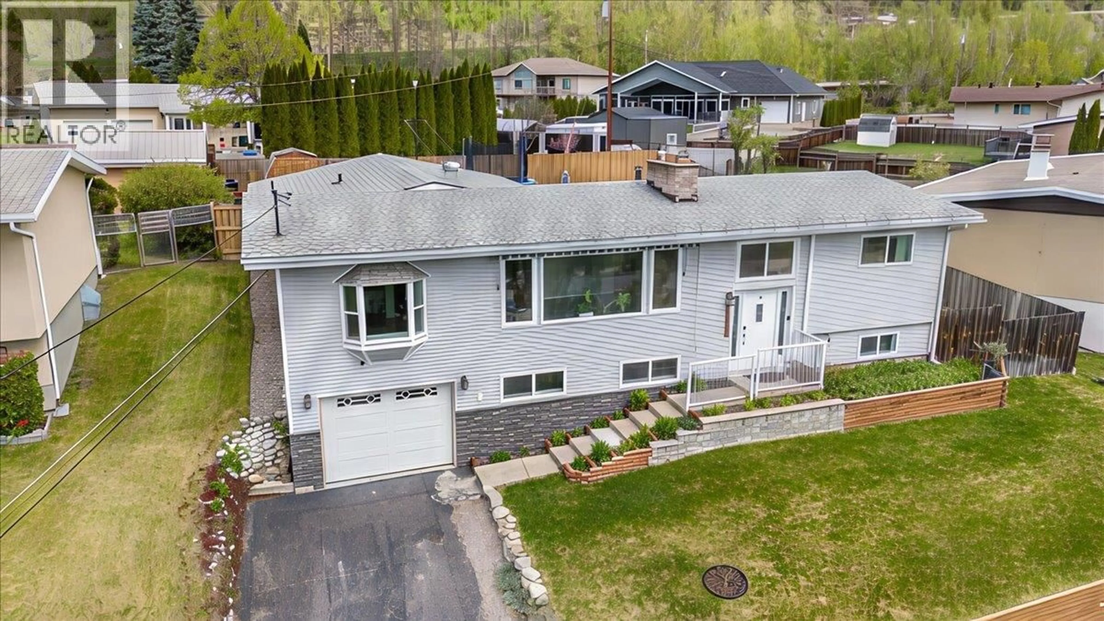 A pic from outside/outdoor area/front of a property/back of a property/a pic from drone, street for 8392 THEATRE ROAD, Trail British Columbia V1R4W2