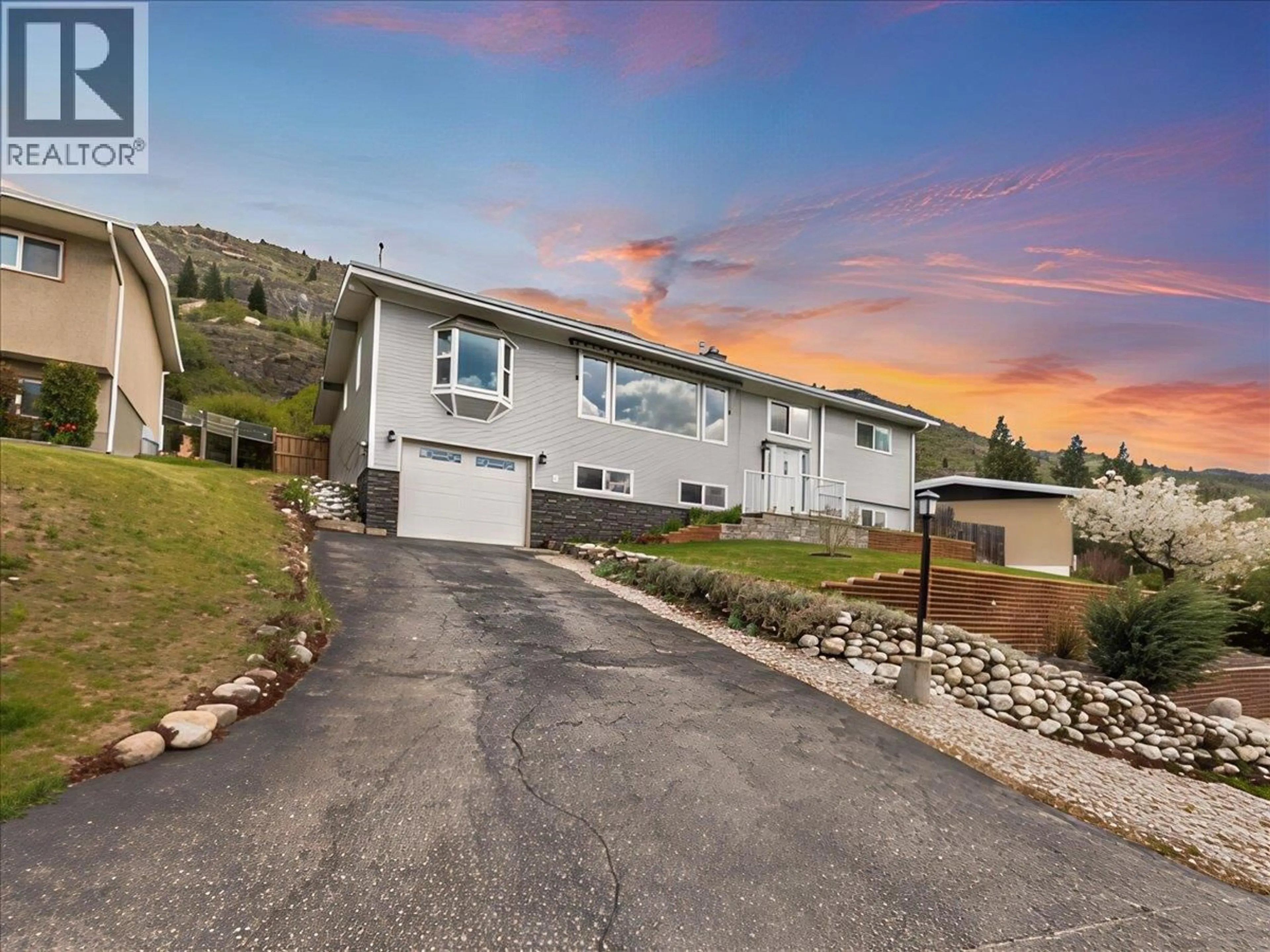 Home with vinyl exterior material, mountain view for 8392 THEATRE ROAD, Trail British Columbia V1R4W2