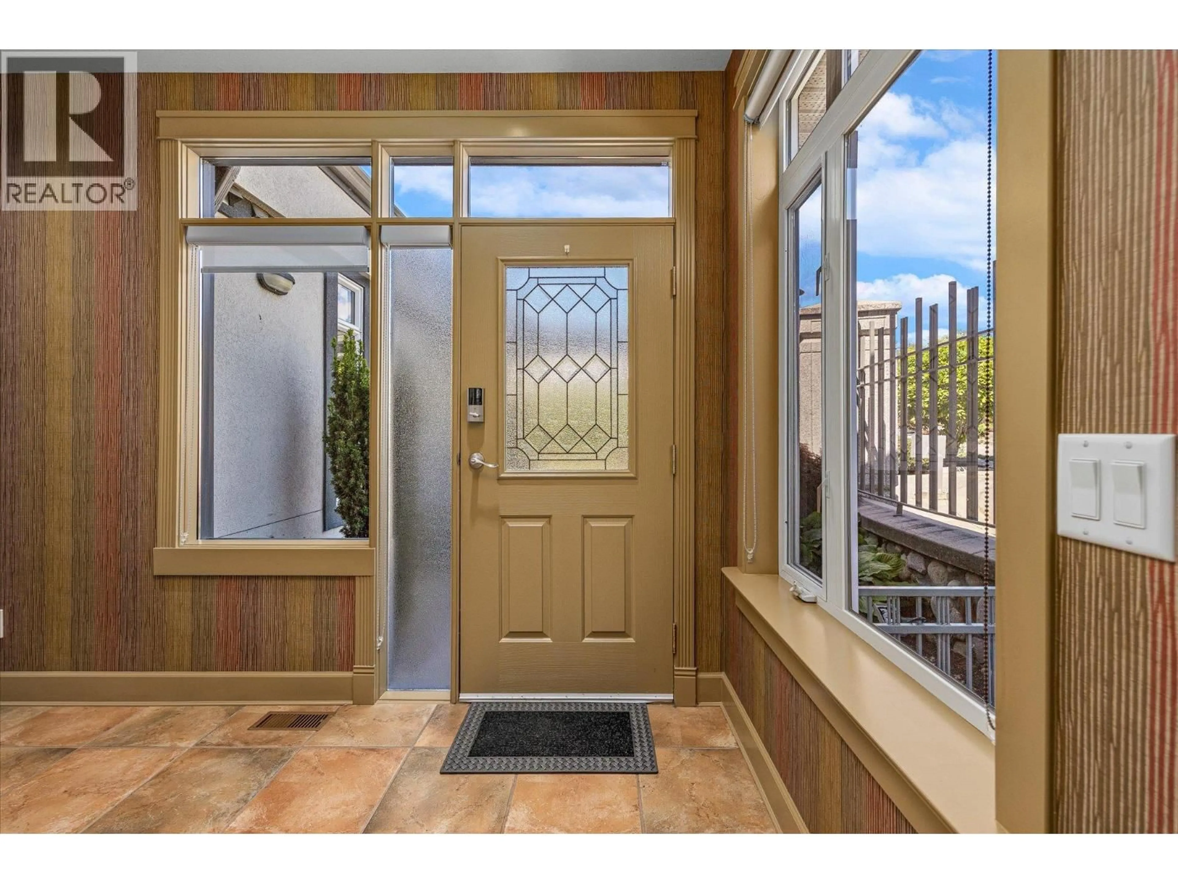 Indoor entryway for 112 - 1986 BOWES STREET, Kelowna British Columbia V1Y3C3