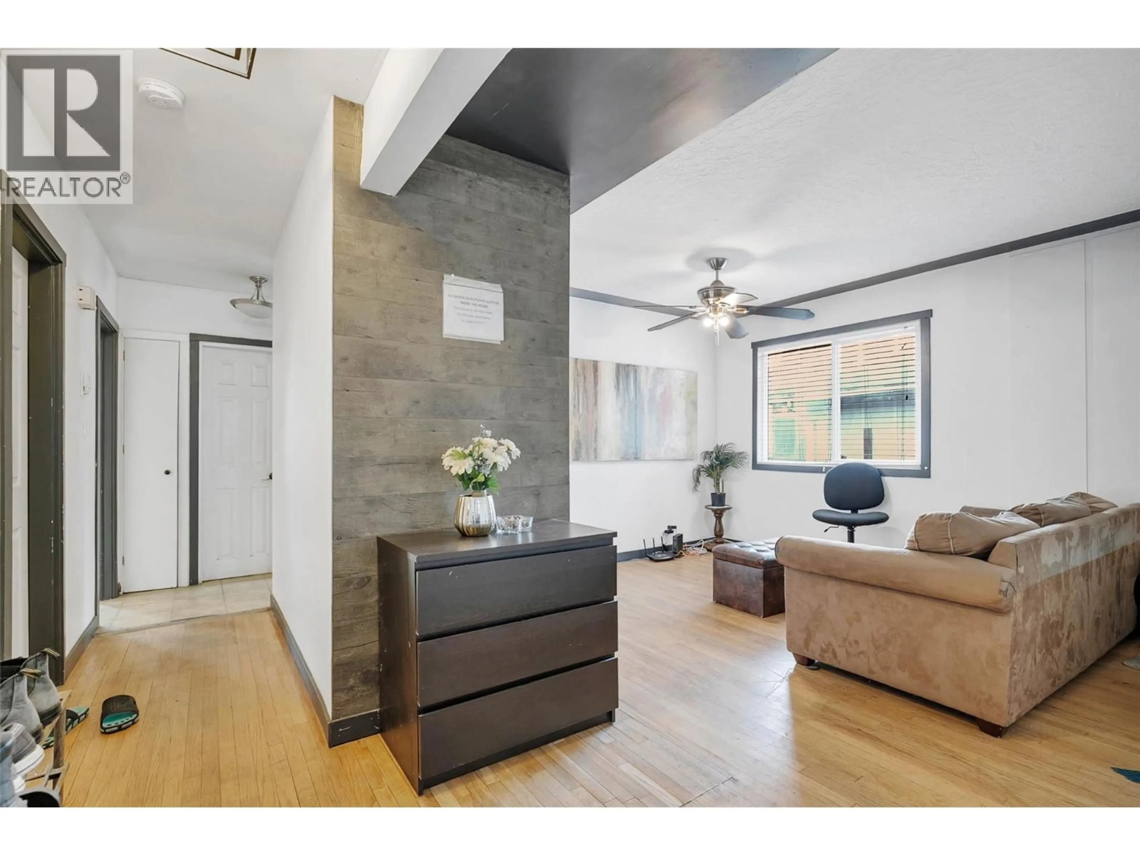 Living room with furniture, unknown for 1331 BELAIRE AVENUE, Kelowna British Columbia V1Y6B8