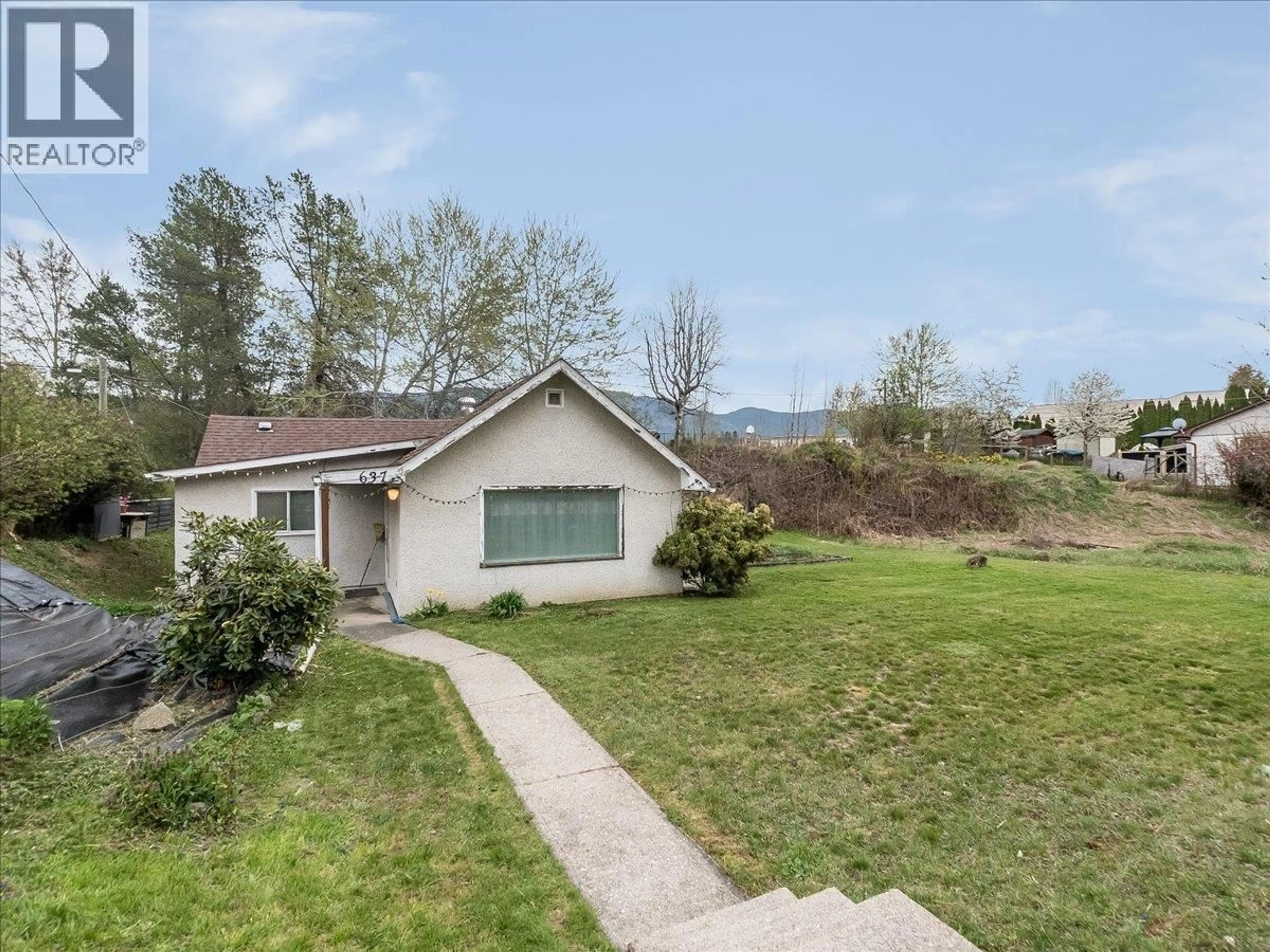 A pic from outside/outdoor area/front of a property/back of a property/a pic from drone, mountain view for 637 9TH AVENUE, Castlegar British Columbia V1N1M5