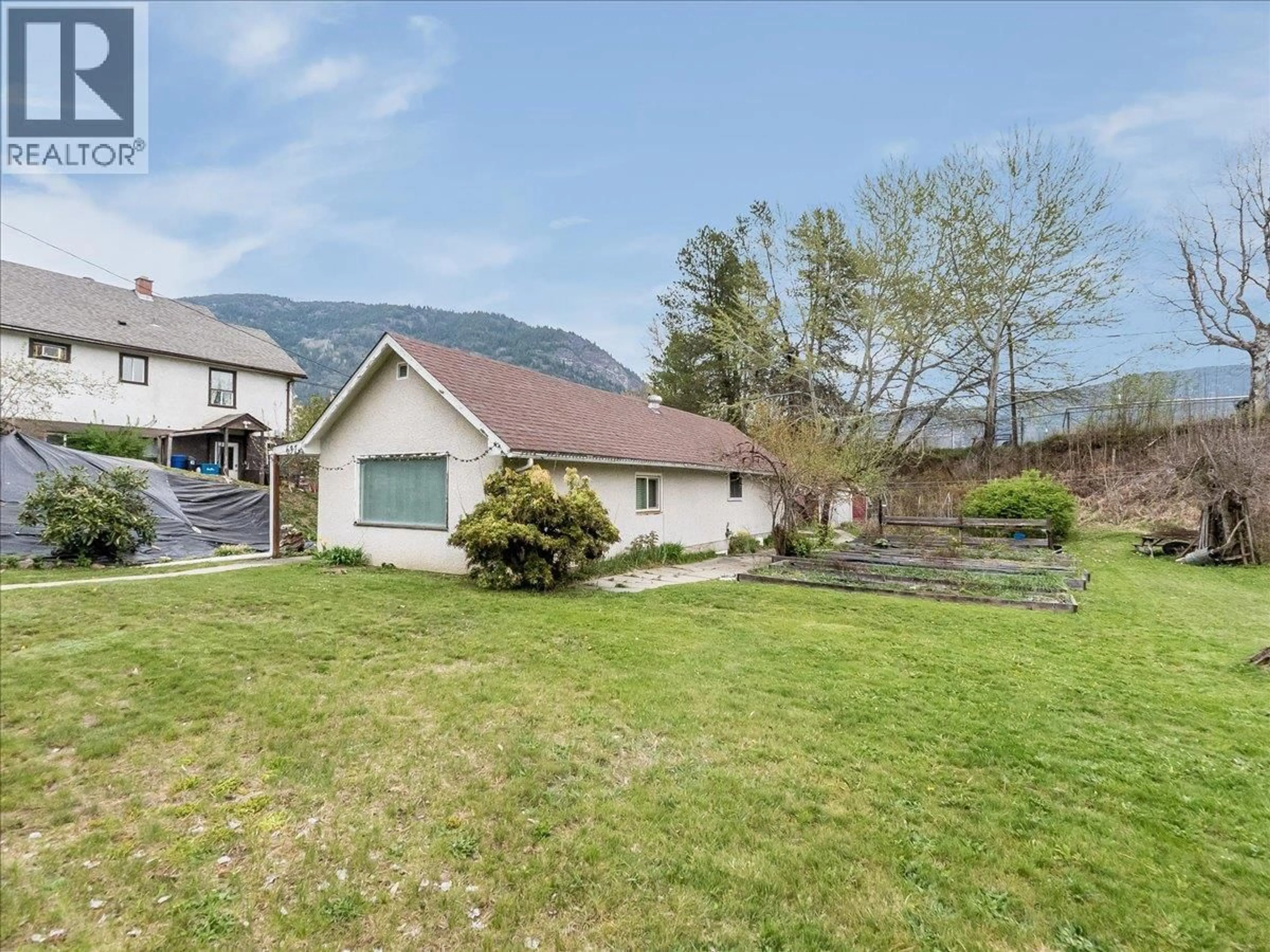 A pic from outside/outdoor area/front of a property/back of a property/a pic from drone, mountain view for 637 9TH AVENUE, Castlegar British Columbia V1N1M5