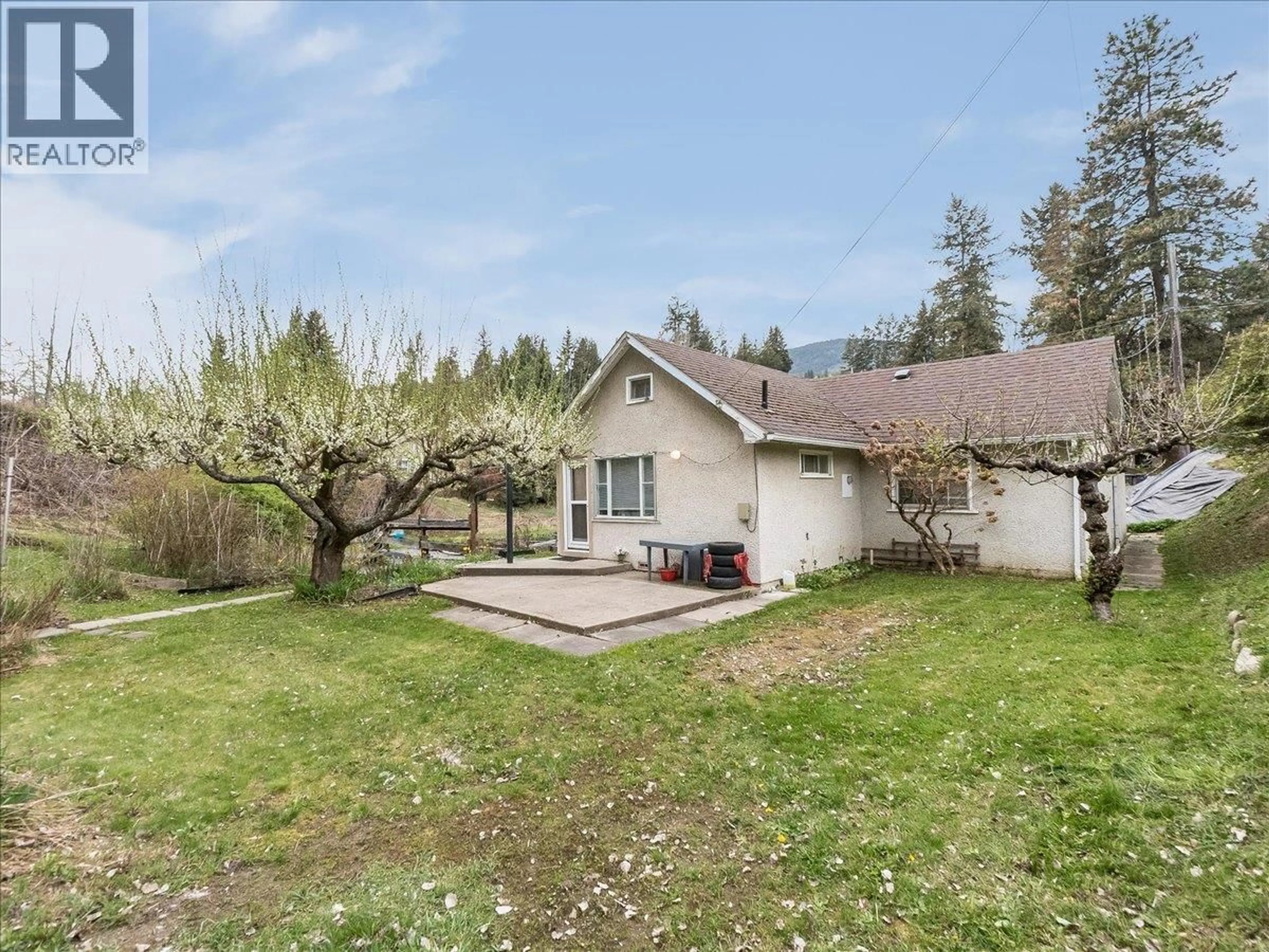 A pic from outside/outdoor area/front of a property/back of a property/a pic from drone, unknown for 637 9TH AVENUE, Castlegar British Columbia V1N1M5