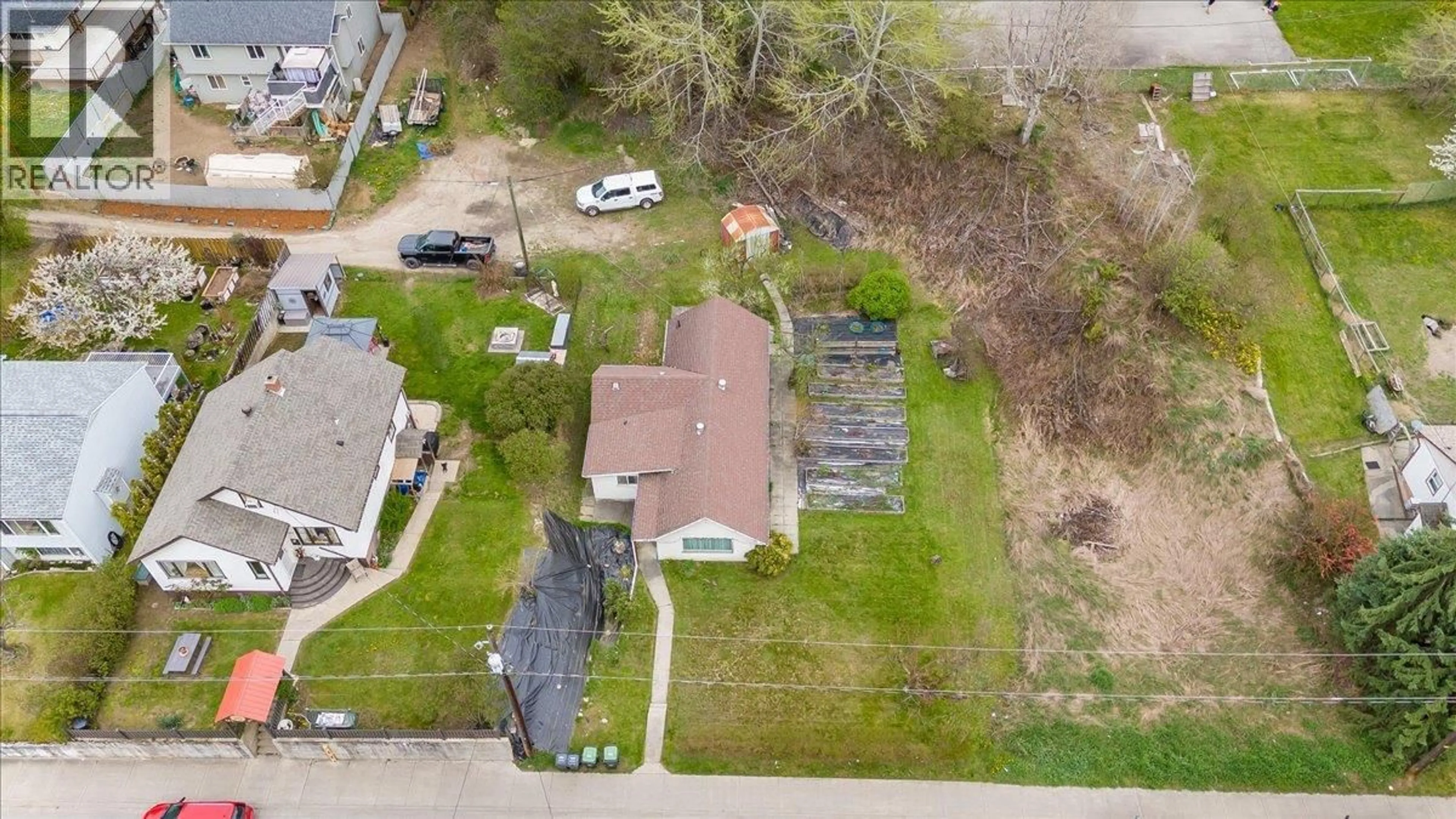 A pic from outside/outdoor area/front of a property/back of a property/a pic from drone, street for 637 9TH AVENUE, Castlegar British Columbia V1N1M5