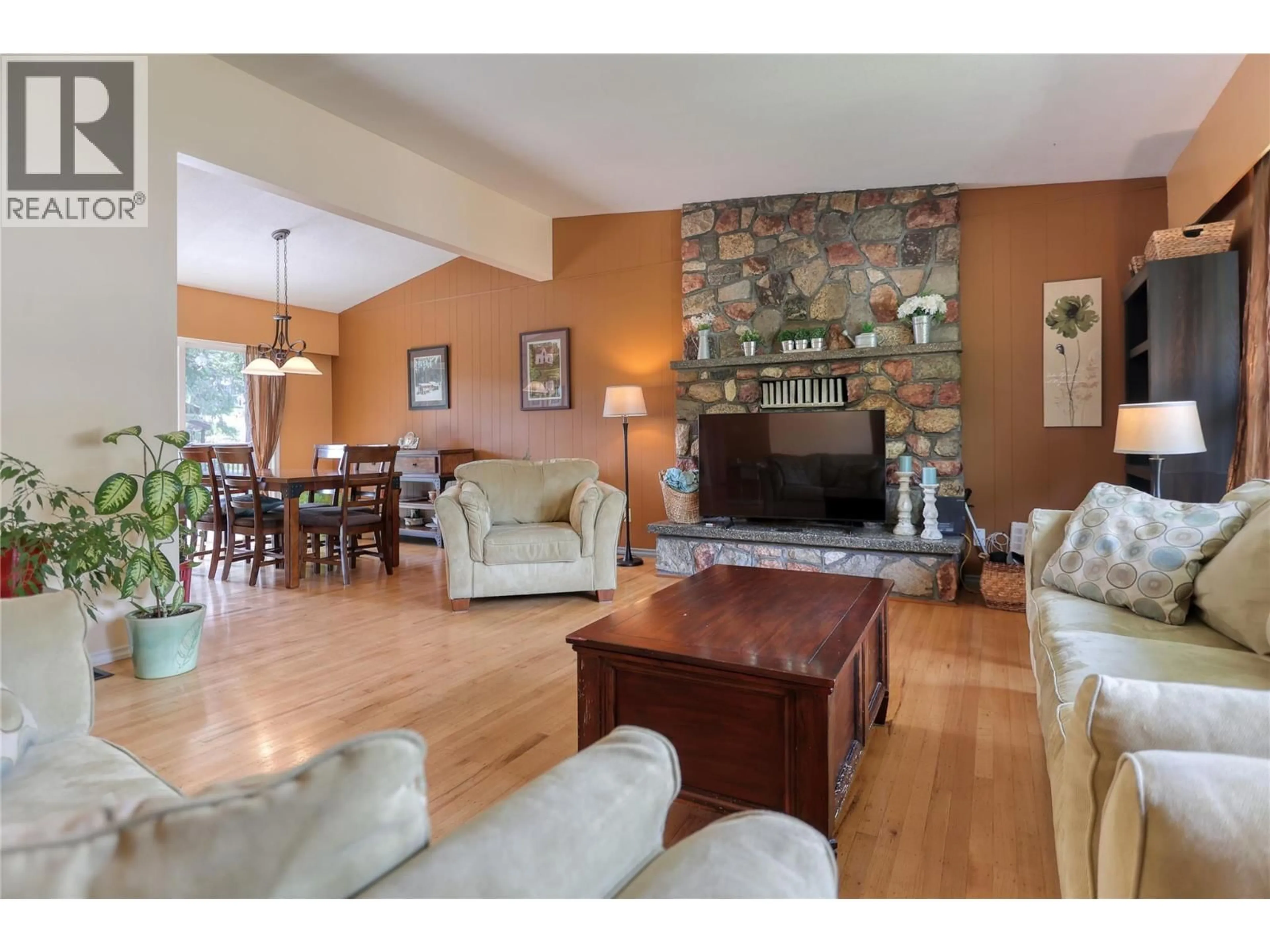 Living room with furniture, wood/laminate floor for 729 LYNNWOOD CRESCENT, Castlegar British Columbia V1N1E4