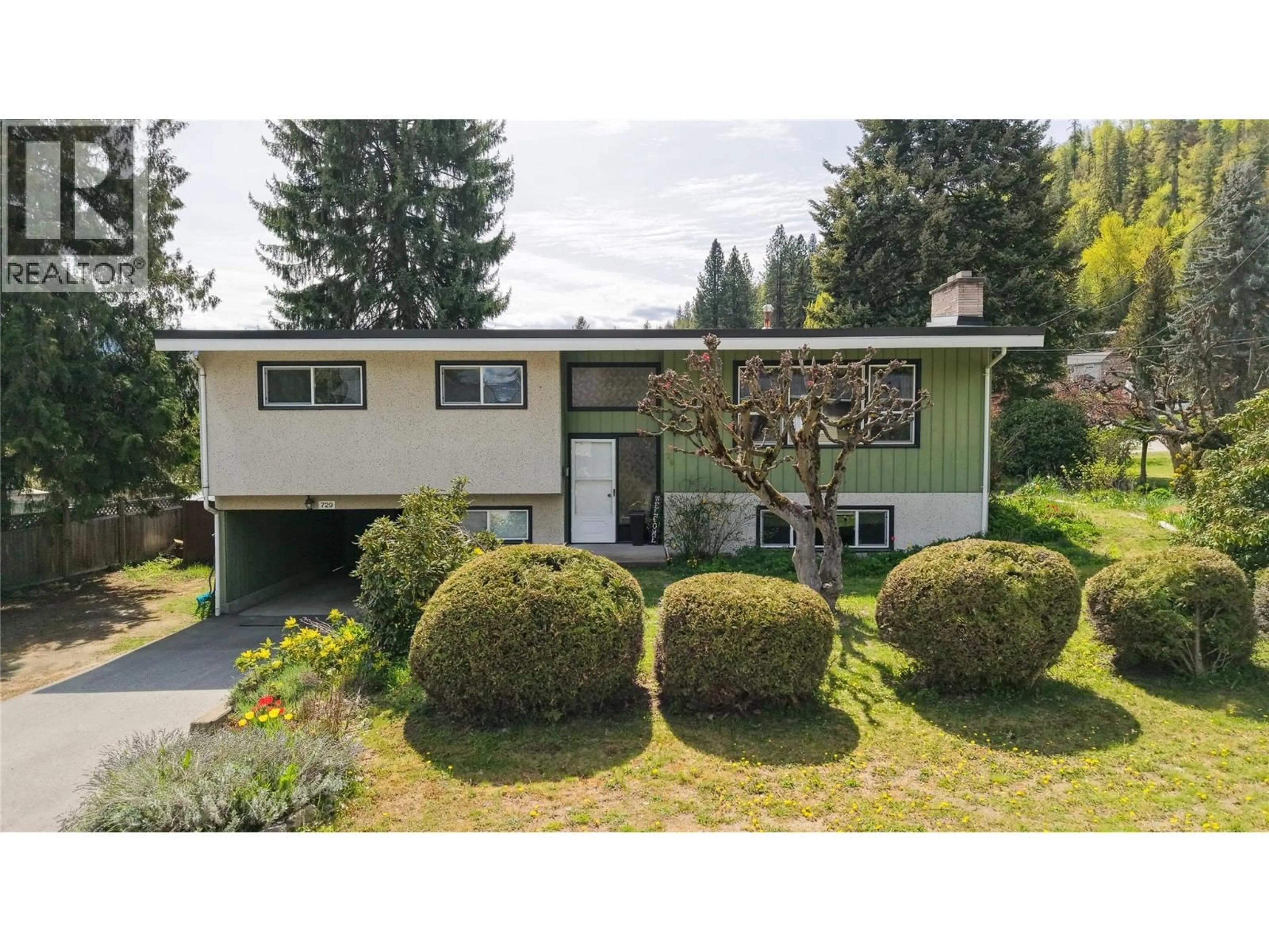 Home with vinyl exterior material, street for 729 LYNNWOOD CRESCENT, Castlegar British Columbia V1N1E4