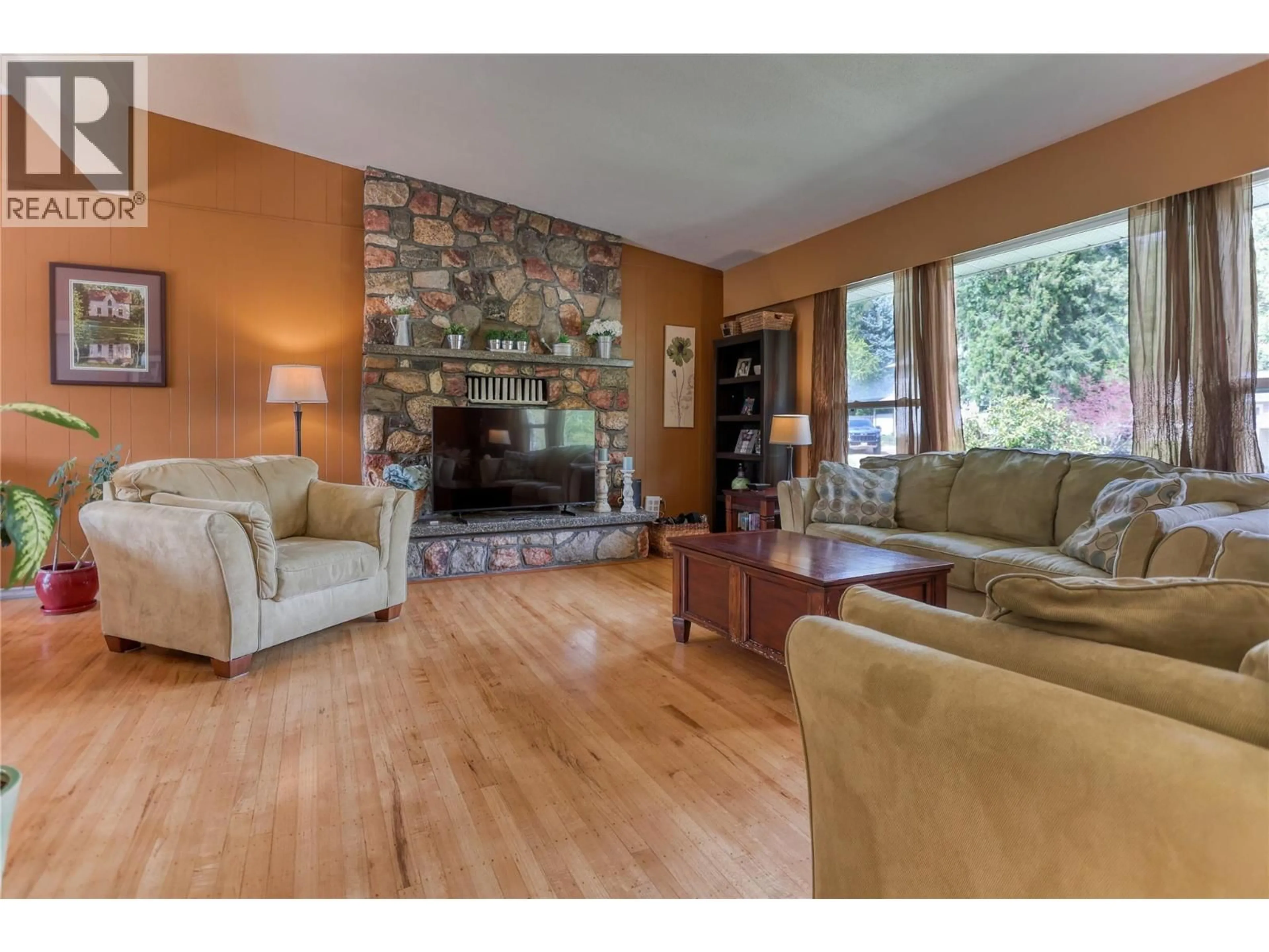 Living room with furniture, wood/laminate floor for 729 LYNNWOOD CRESCENT, Castlegar British Columbia V1N1E4