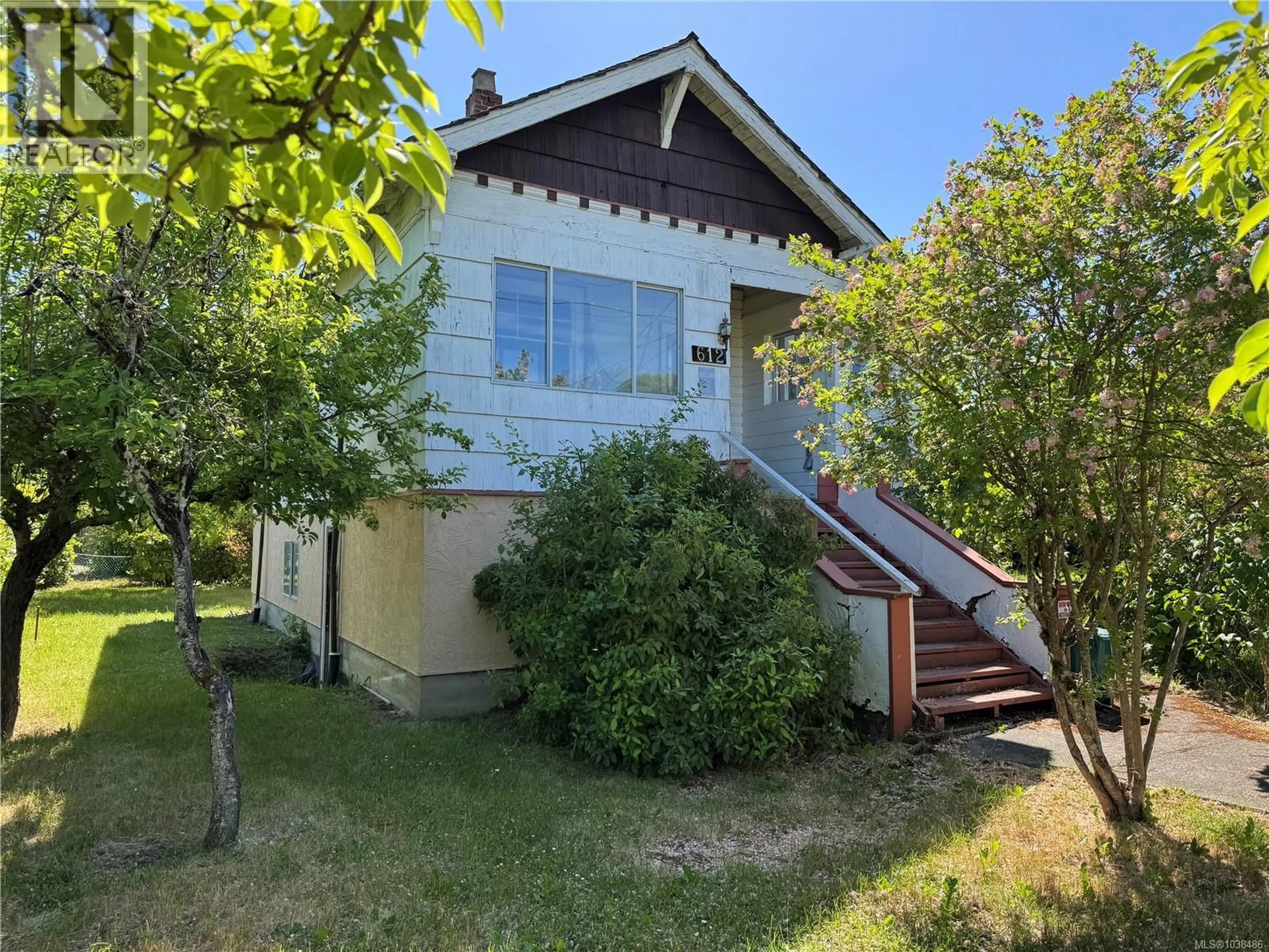 A pic from outside/outdoor area/front of a property/back of a property/a pic from drone, street for 612 HAMILTON AVENUE, Nanaimo British Columbia V9R4G2