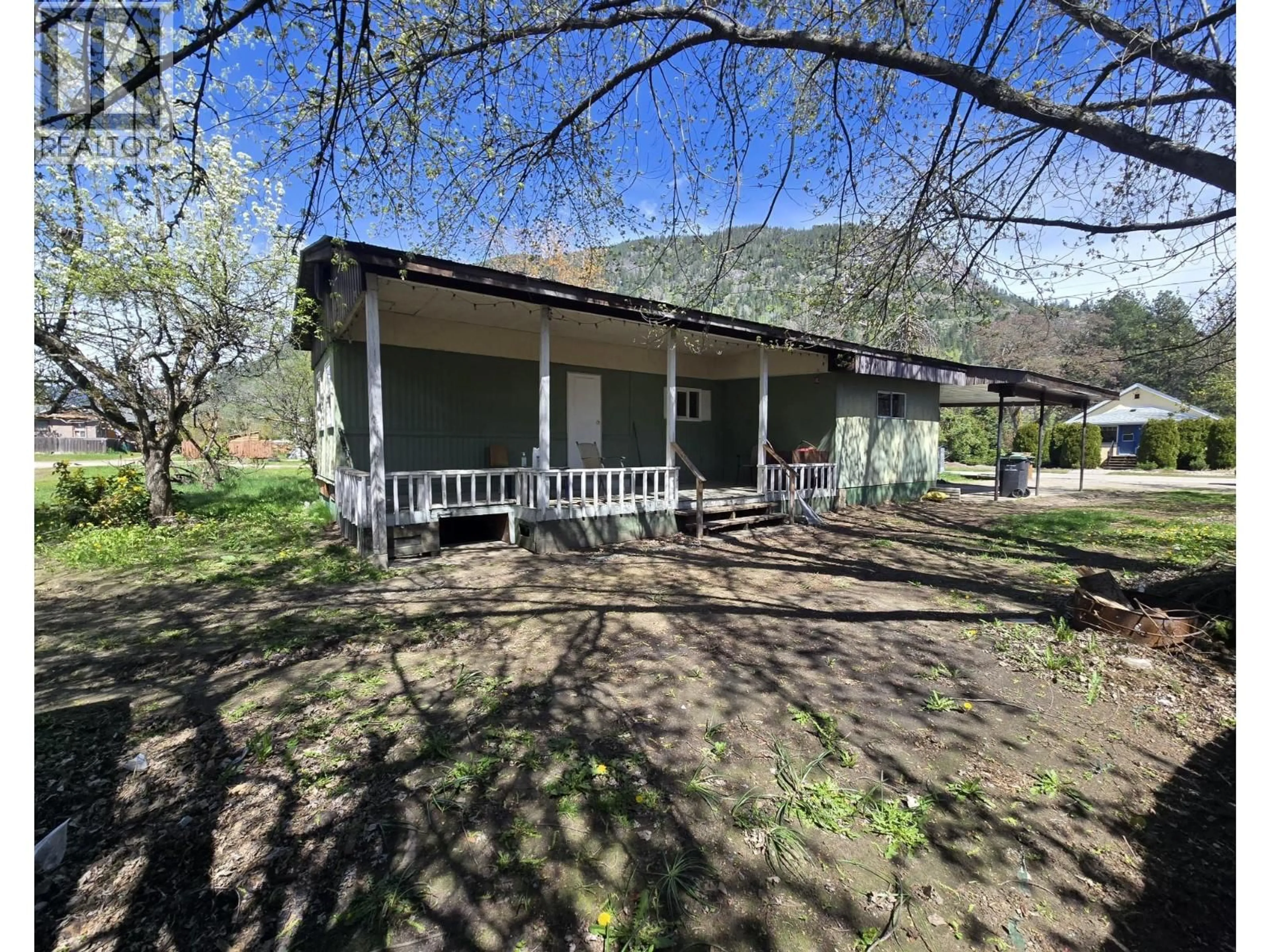 A pic from outside/outdoor area/front of a property/back of a property/a pic from drone, unknown for 300 3RD AVENUE, Castlegar British Columbia V1N2A6