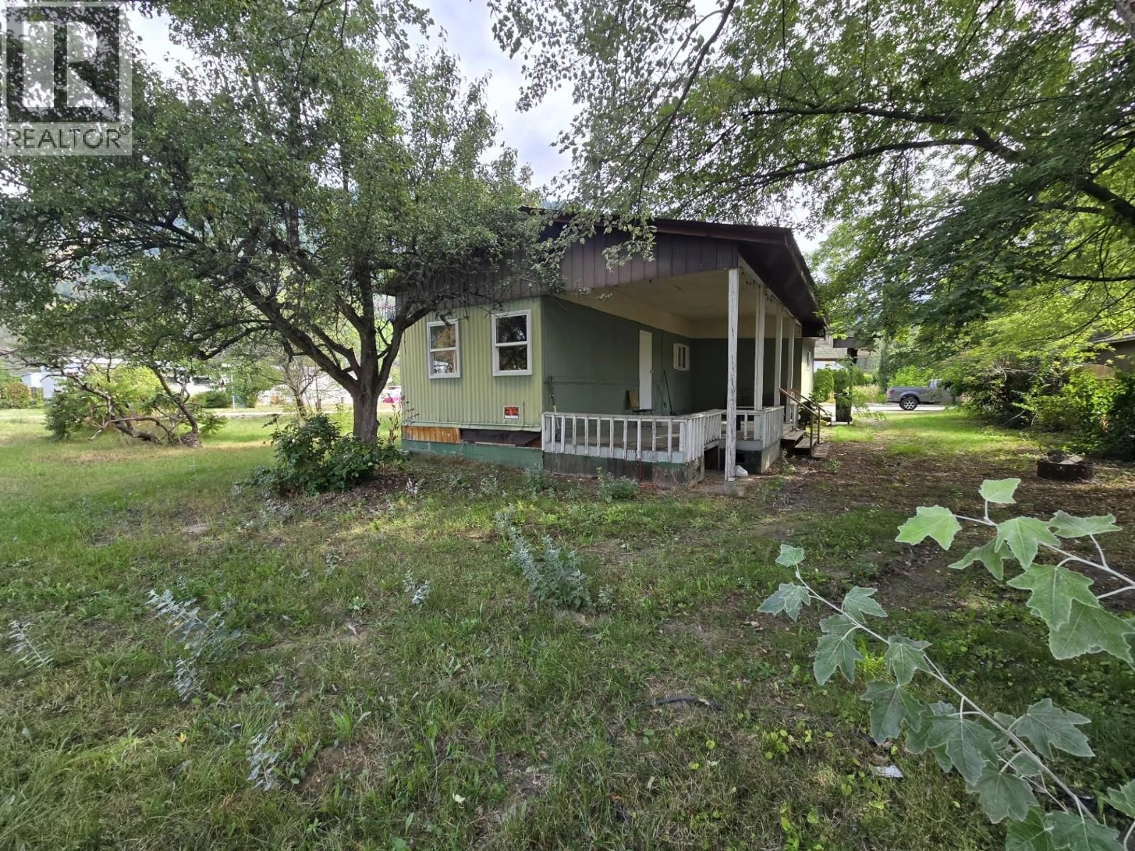 A pic from outside/outdoor area/front of a property/back of a property/a pic from drone, street for 300 3RD AVENUE, Castlegar British Columbia V1N2A6