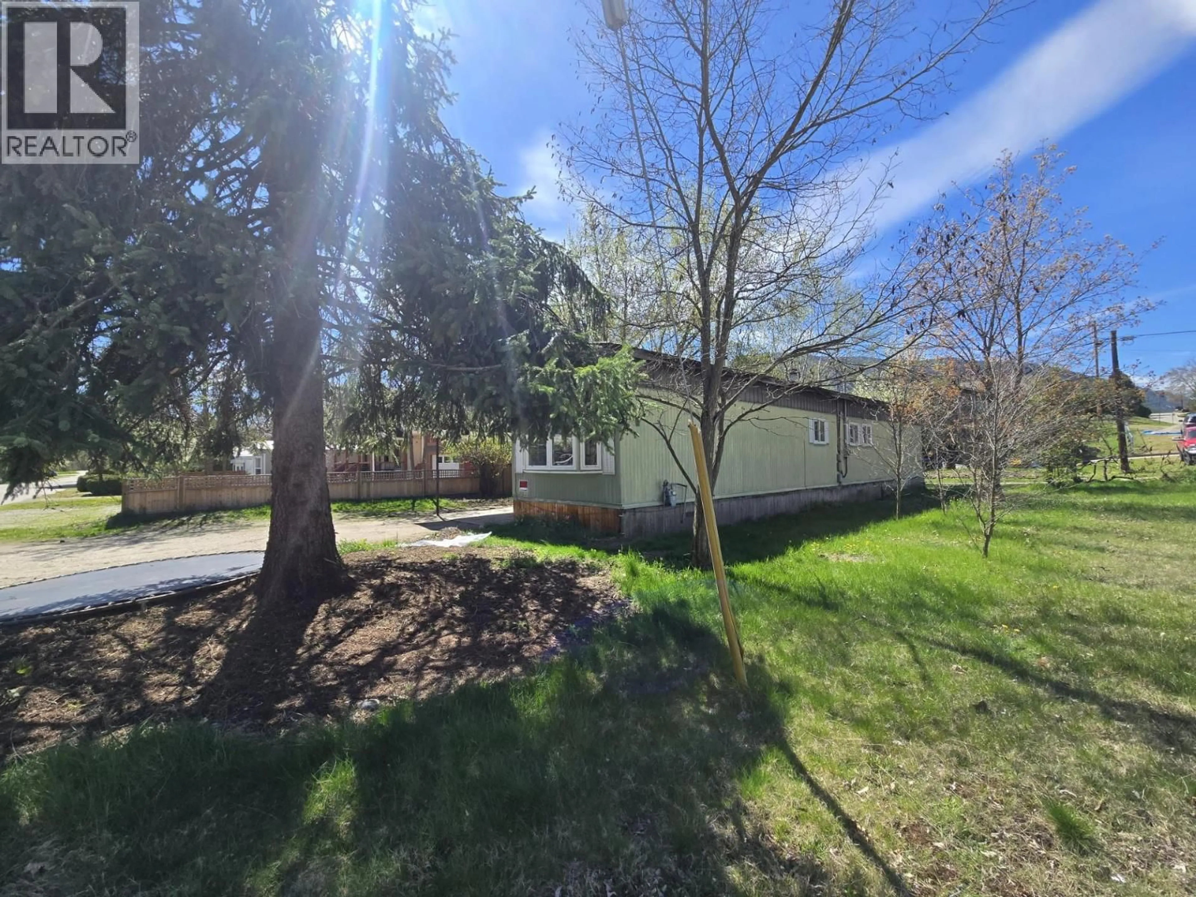 A pic from outside/outdoor area/front of a property/back of a property/a pic from drone, unknown for 300 3RD AVENUE, Castlegar British Columbia V1N2A6