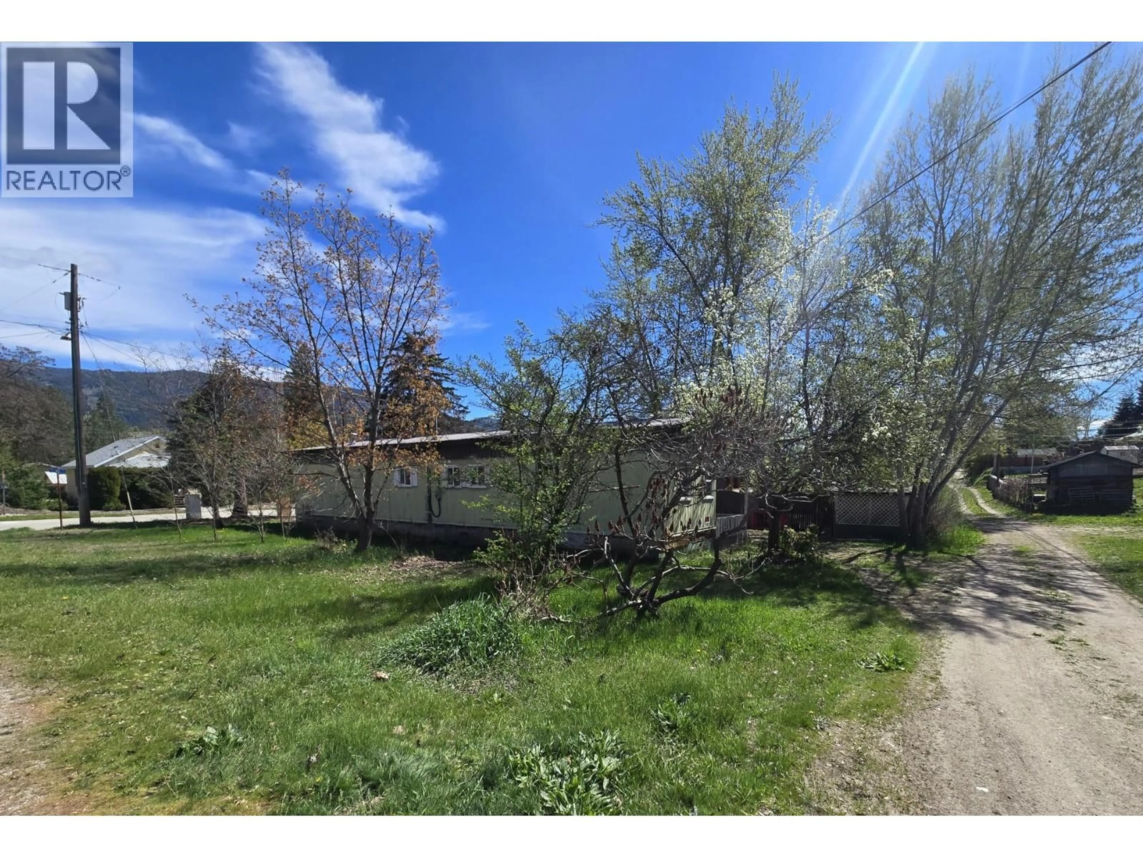 A pic from outside/outdoor area/front of a property/back of a property/a pic from drone, unknown for 300 3RD AVENUE, Castlegar British Columbia V1N2A6