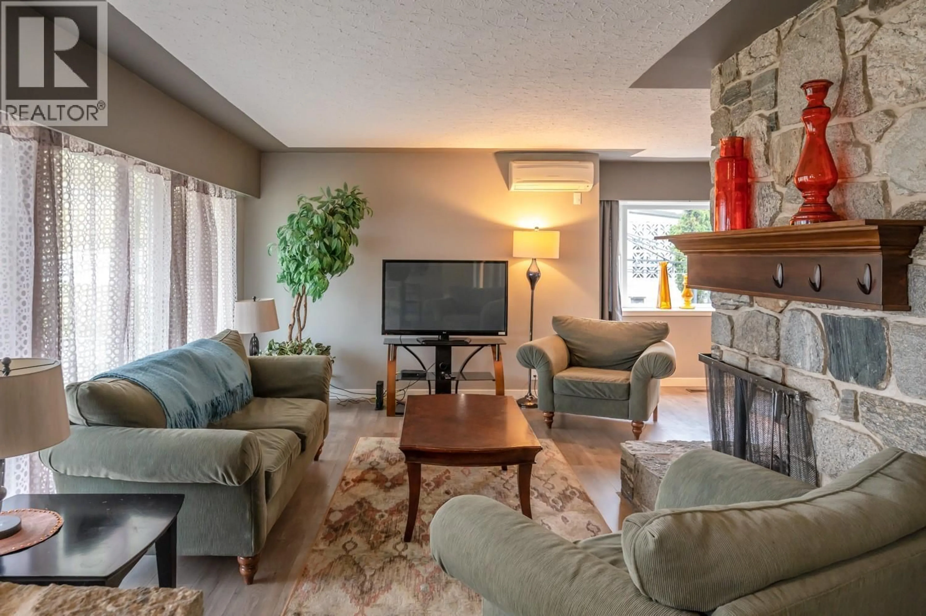Living room with furniture, unknown for 1524 RIDGEDALE AVENUE, Penticton British Columbia V2A2S4