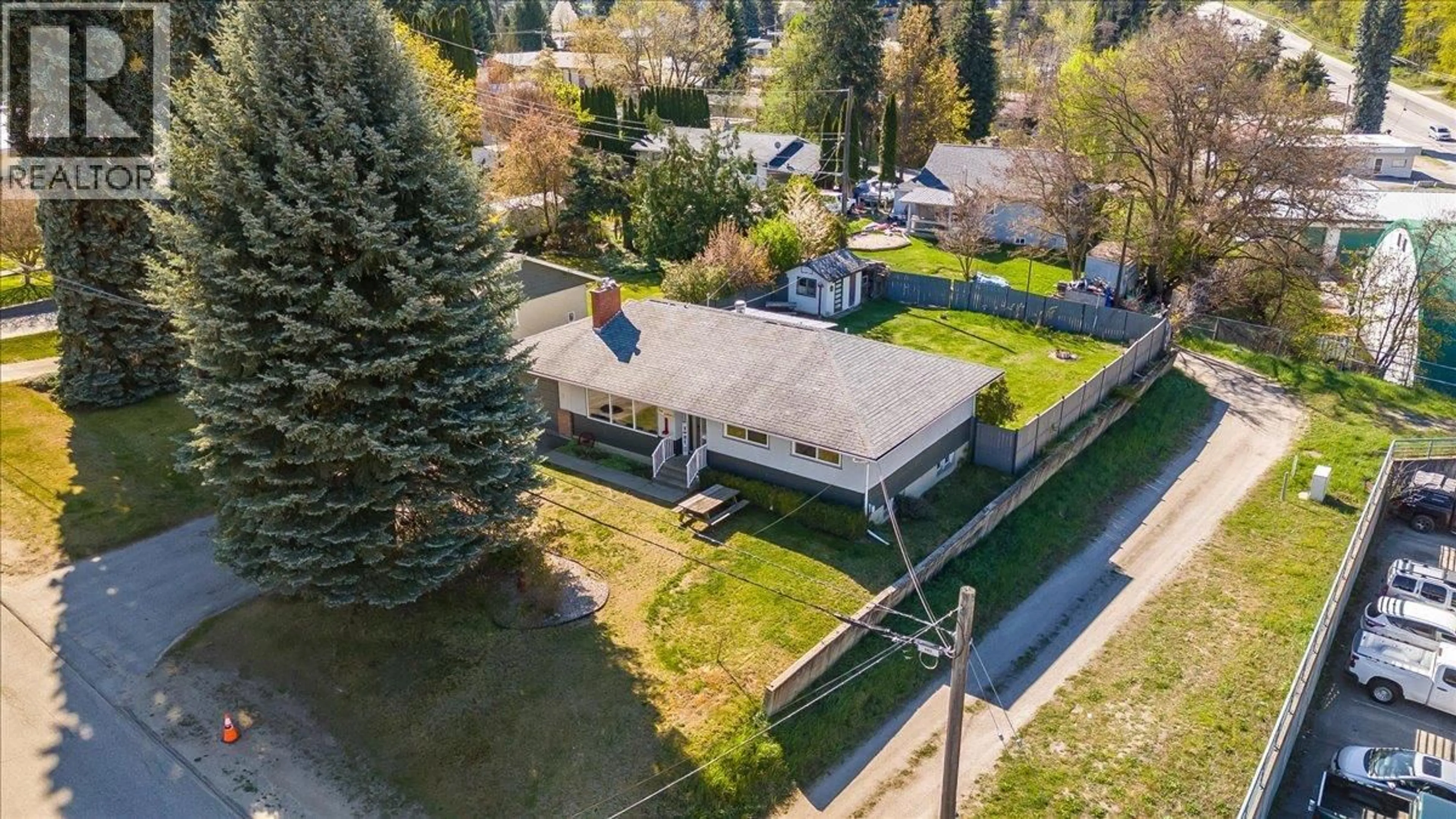 A pic from outside/outdoor area/front of a property/back of a property/a pic from drone, street for 814 10TH STREET, Castlegar British Columbia V1N2H8