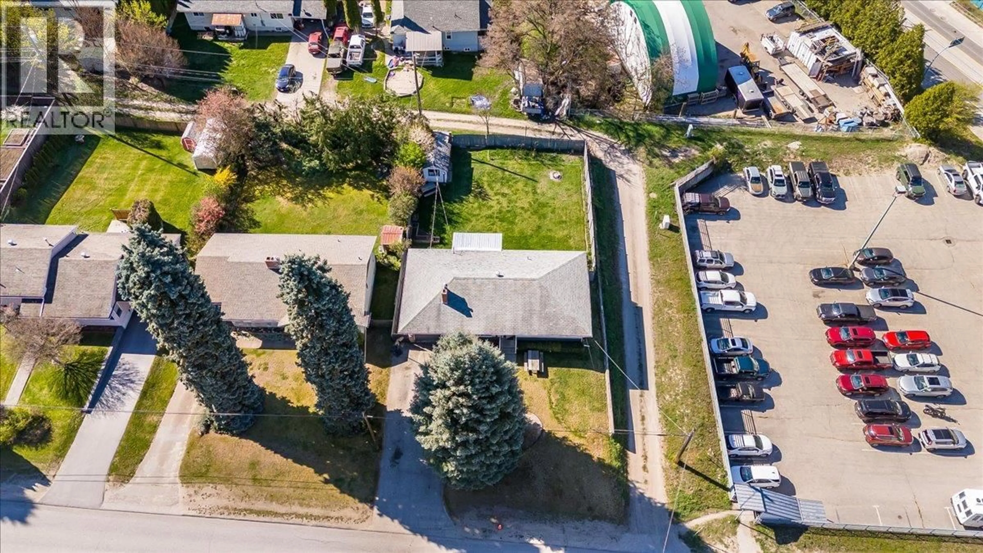 A pic from outside/outdoor area/front of a property/back of a property/a pic from drone, street for 814 10TH STREET, Castlegar British Columbia V1N2H8