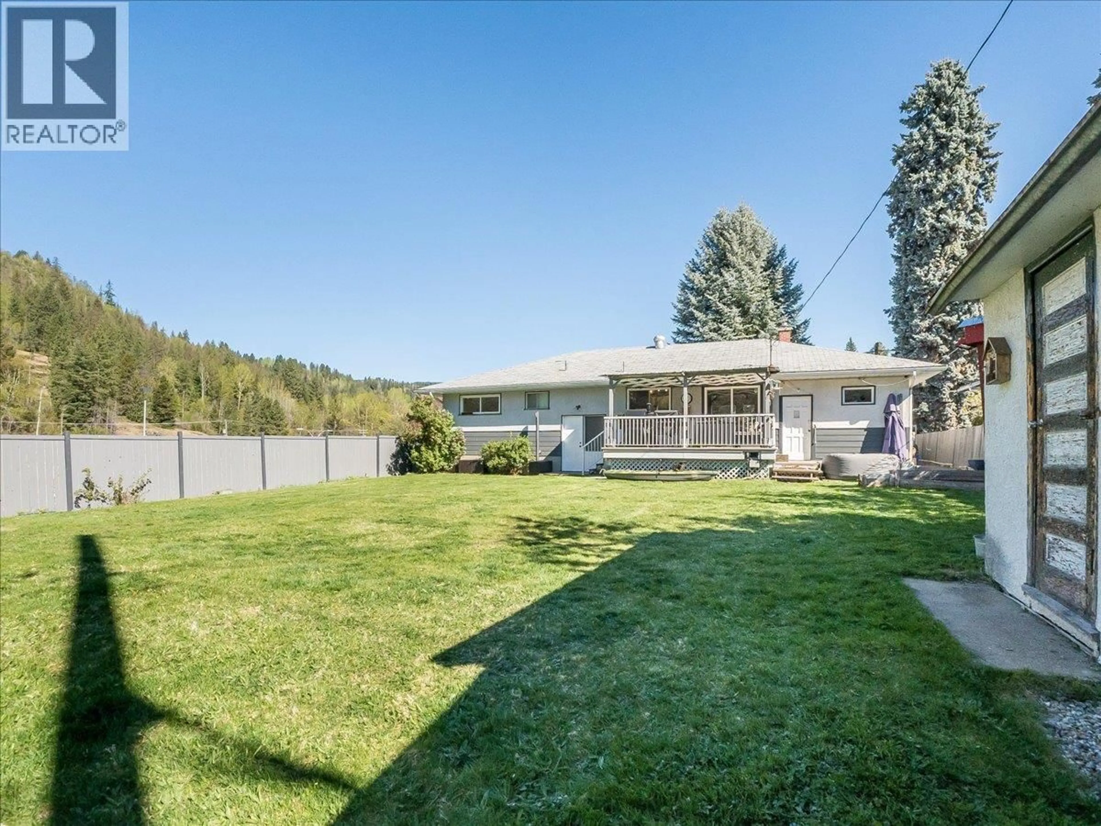 A pic from outside/outdoor area/front of a property/back of a property/a pic from drone, unknown for 814 10TH STREET, Castlegar British Columbia V1N2H8