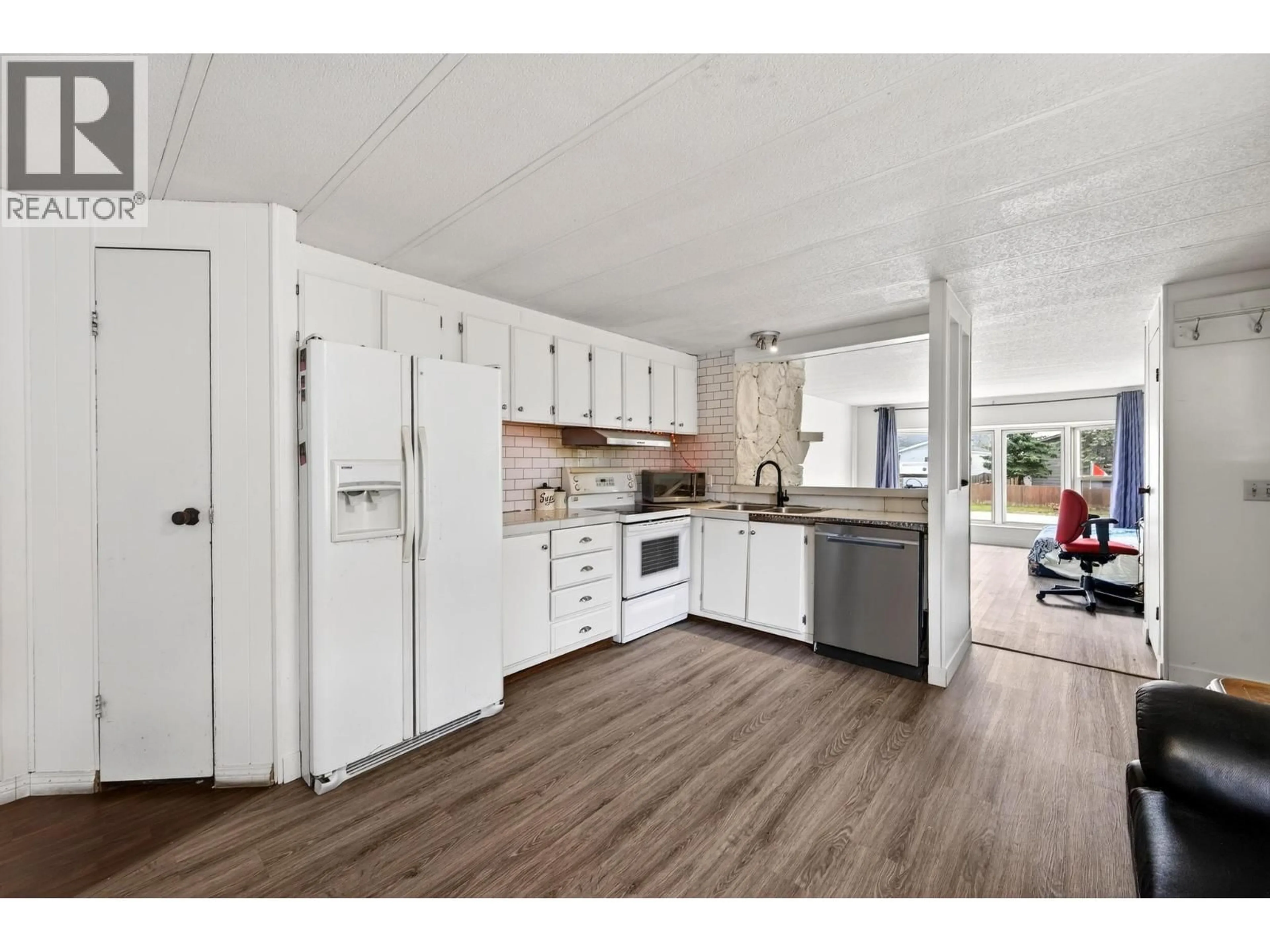 Open concept kitchen, wood/laminate floor for 1055 KING CRESCENT, Golden British Columbia V0H1H0