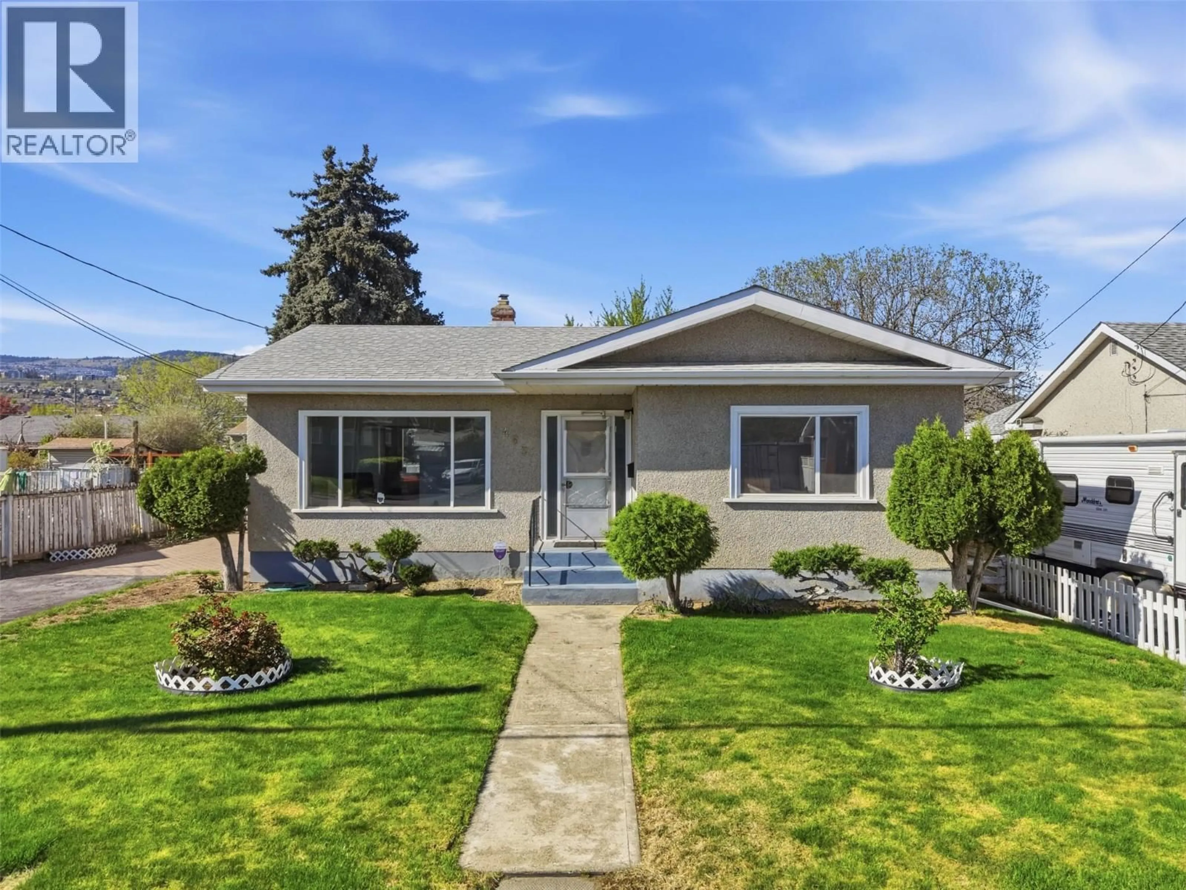 Home with vinyl exterior material, street for 465 LINDEN AVENUE, Kamloops British Columbia V2B2N4