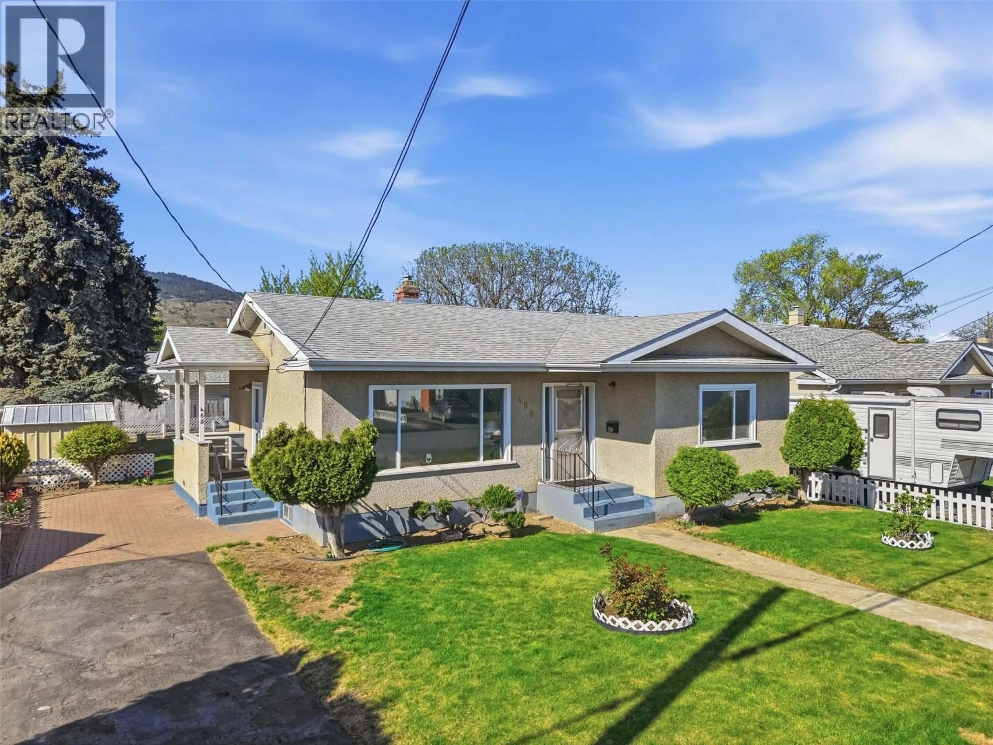 A pic from outside/outdoor area/front of a property/back of a property/a pic from drone, street for 465 LINDEN AVENUE, Kamloops British Columbia V2B2N4