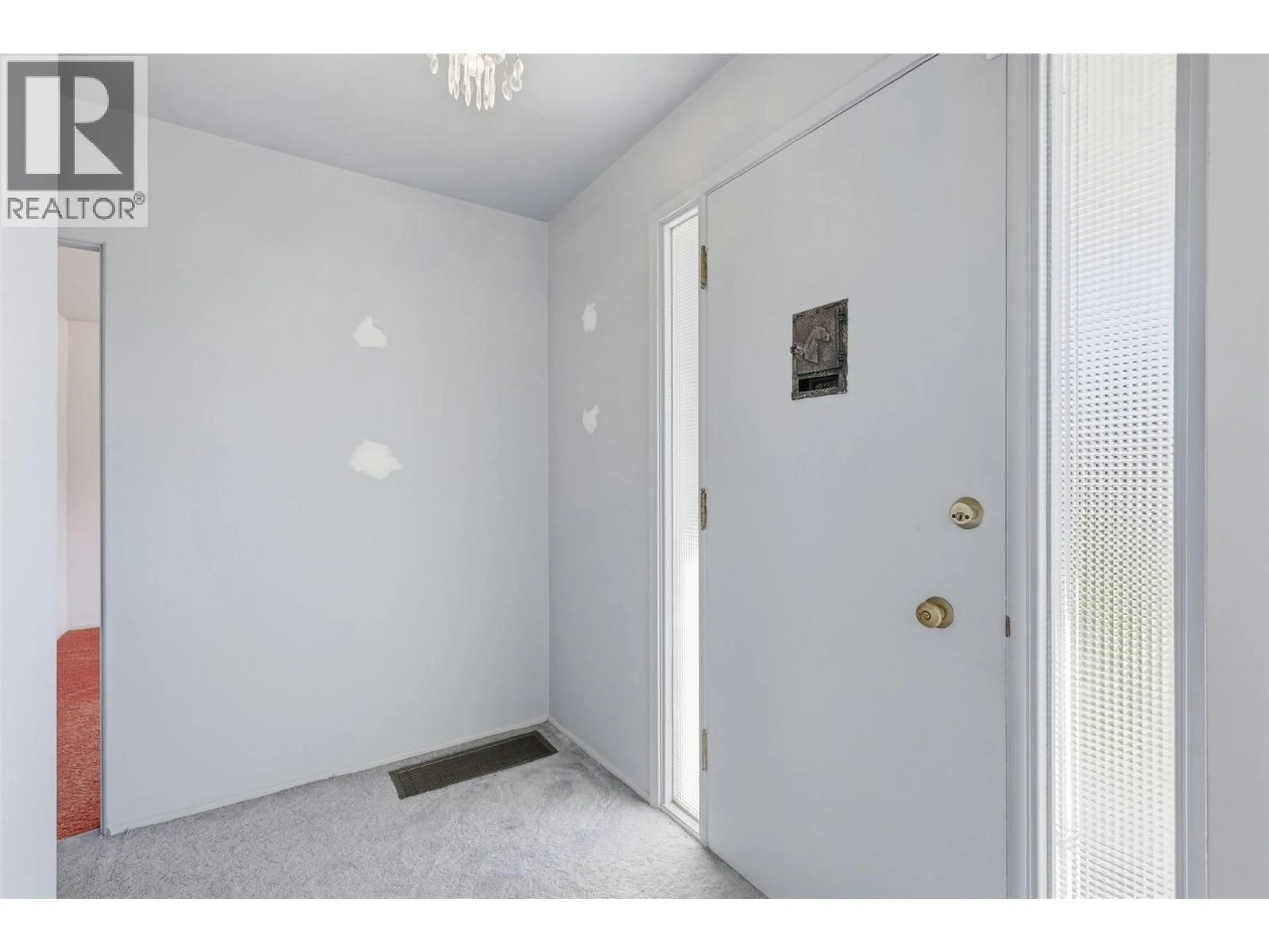 Indoor entryway for 465 LINDEN AVENUE, Kamloops British Columbia V2B2N4