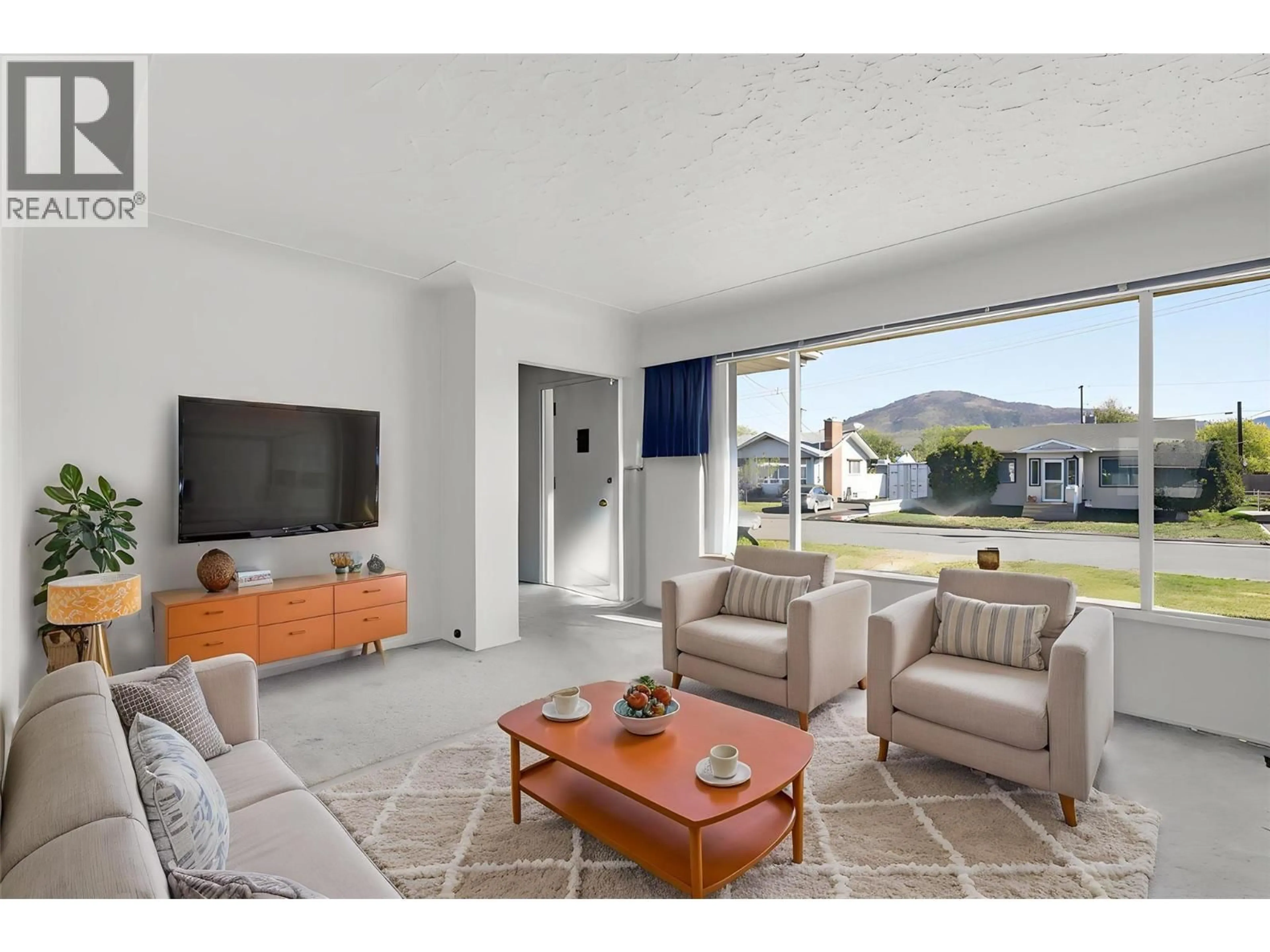 Living room with furniture, unknown for 465 LINDEN AVENUE, Kamloops British Columbia V2B2N4