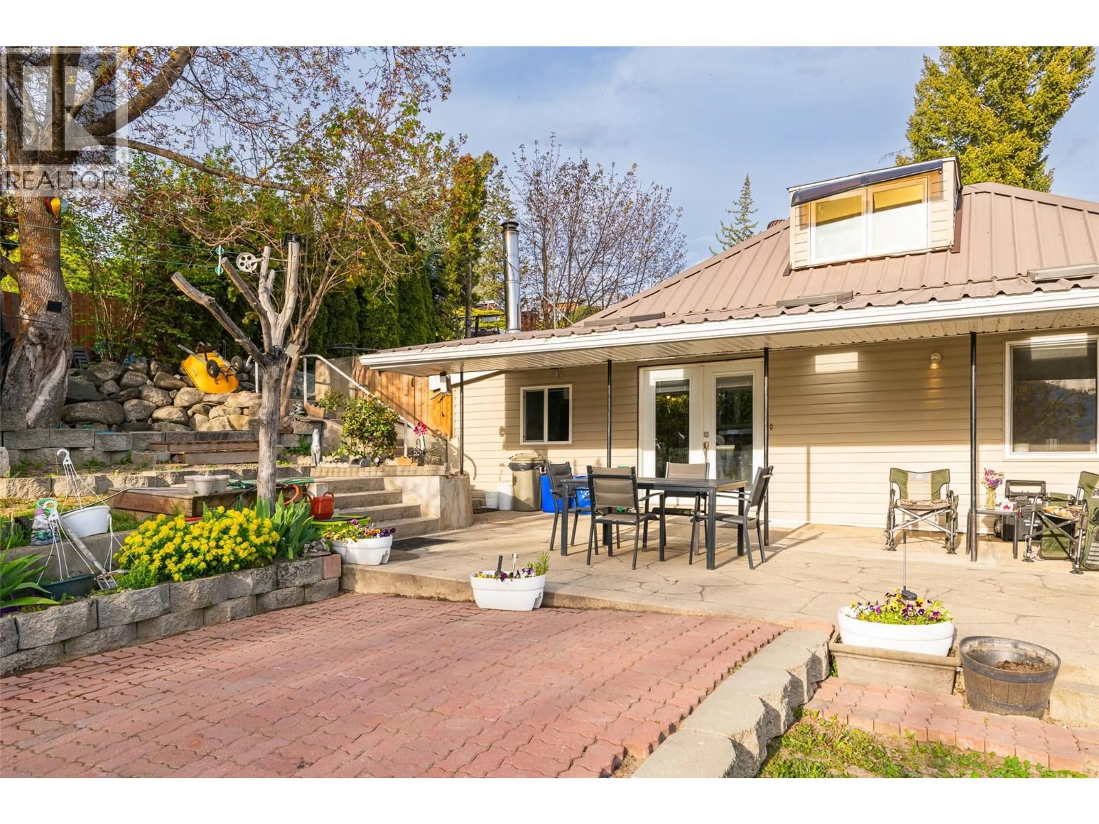 Patio, street for 113 22ND AVENUE NORTH, Creston British Columbia V0B1G5