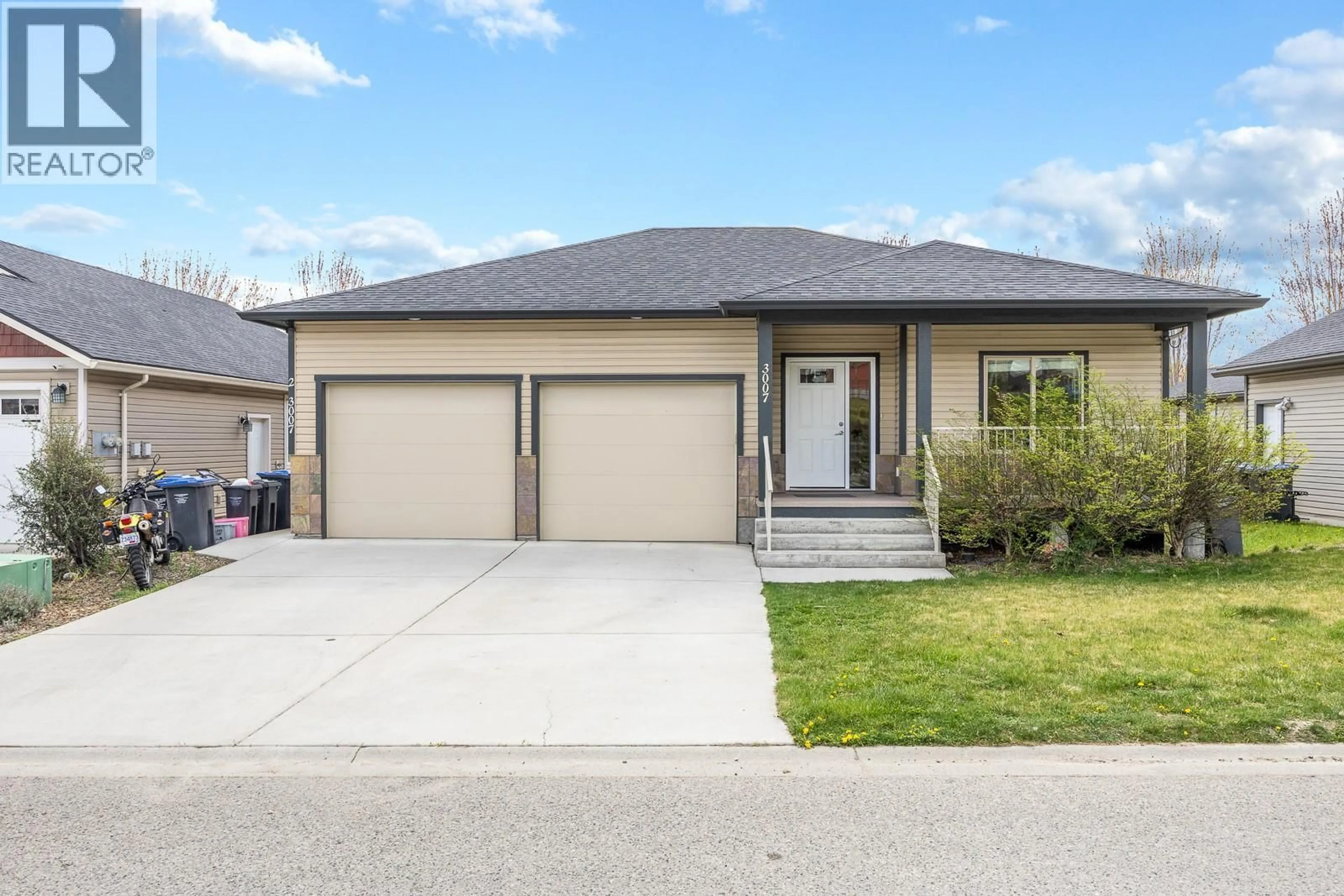 Home with vinyl exterior material, street for 3007 SHETLAND ROAD, Kelowna British Columbia V1V3A7