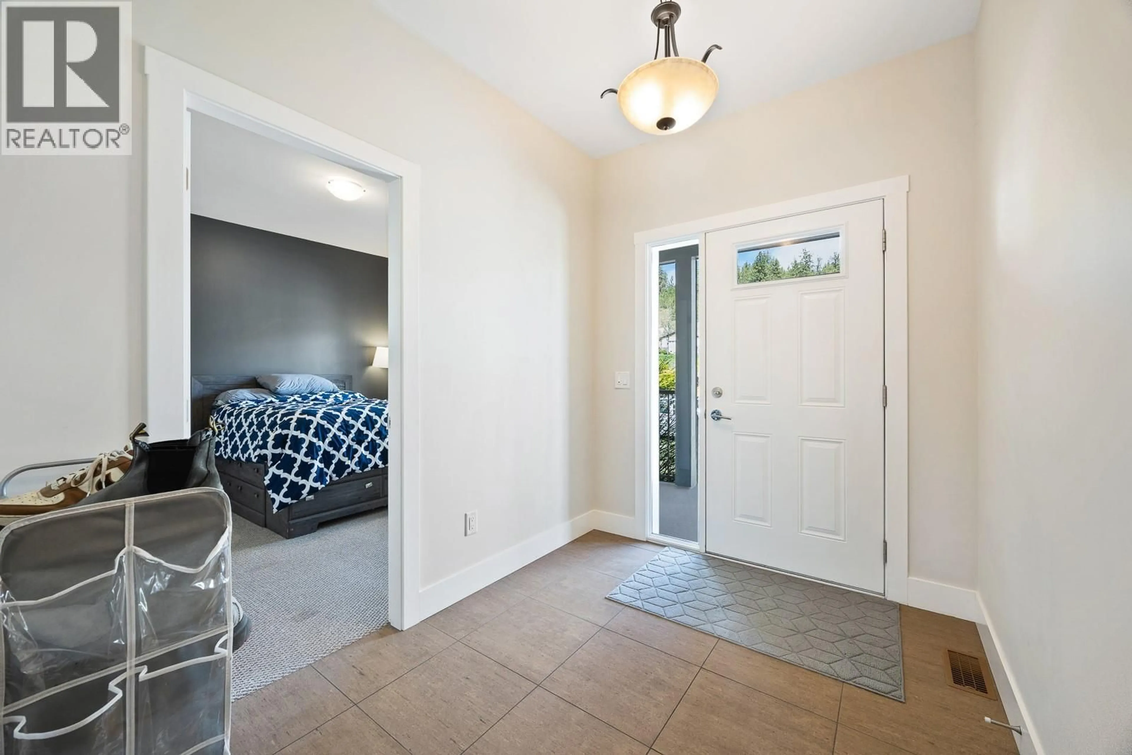 Indoor entryway for 3007 SHETLAND ROAD, Kelowna British Columbia V1V3A7