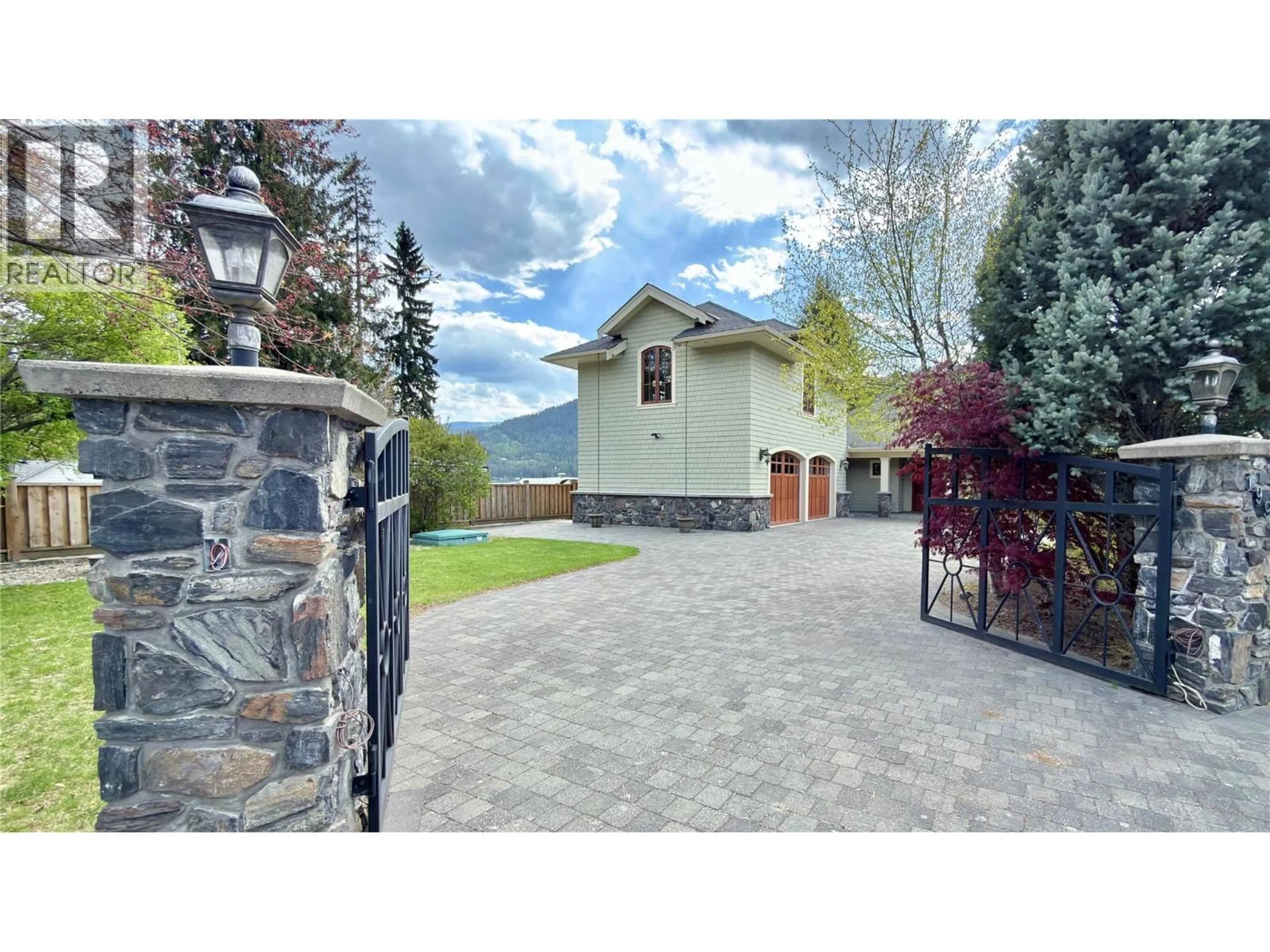 A pic from outside/outdoor area/front of a property/back of a property/a pic from drone, mountain view for 1991 KELLY COURT, Christina Lake British Columbia V0H1E2