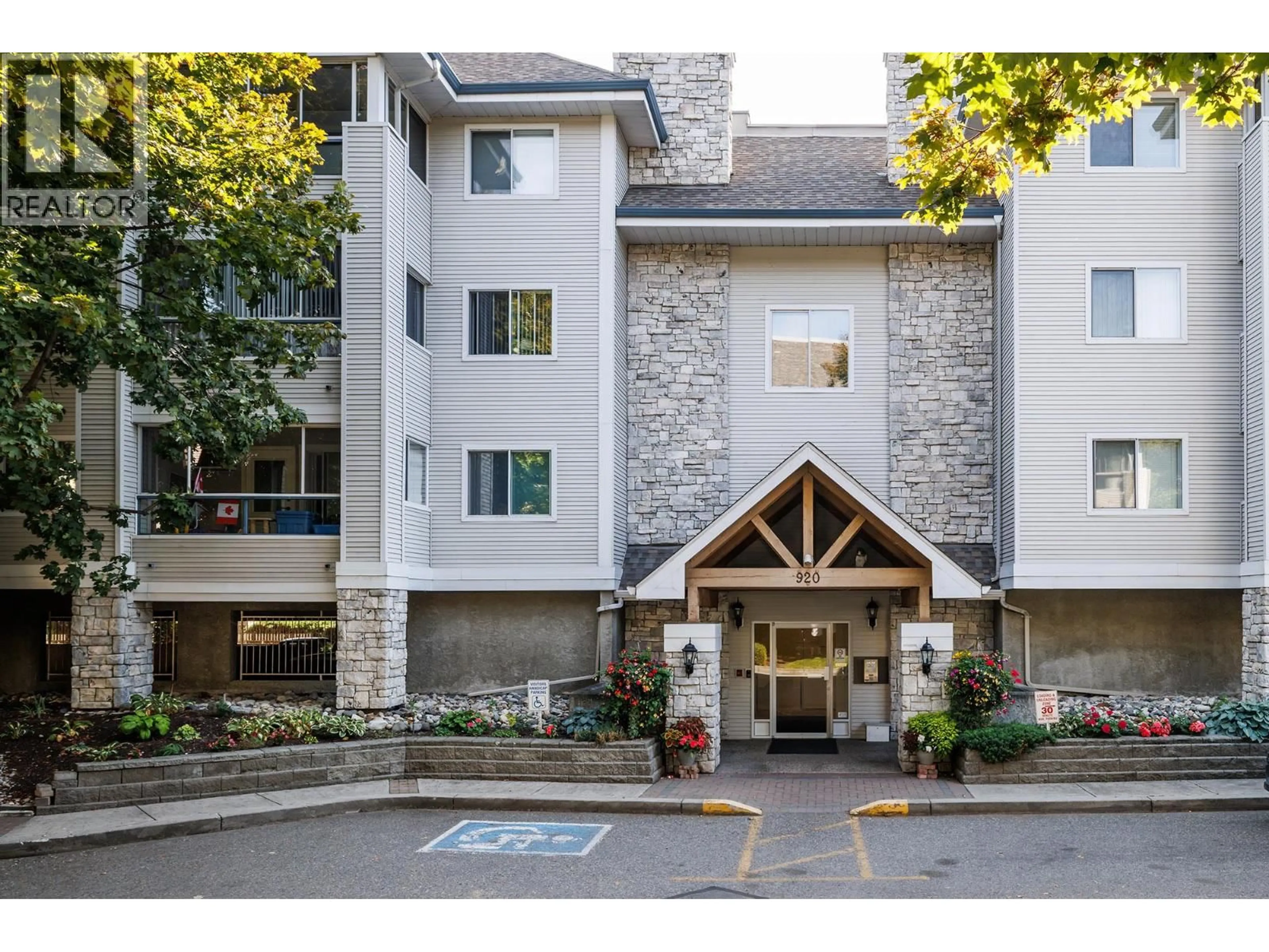 Indoor foyer for 308 - 920 GLENWOOD AVENUE, Kelowna British Columbia V1Y9P2
