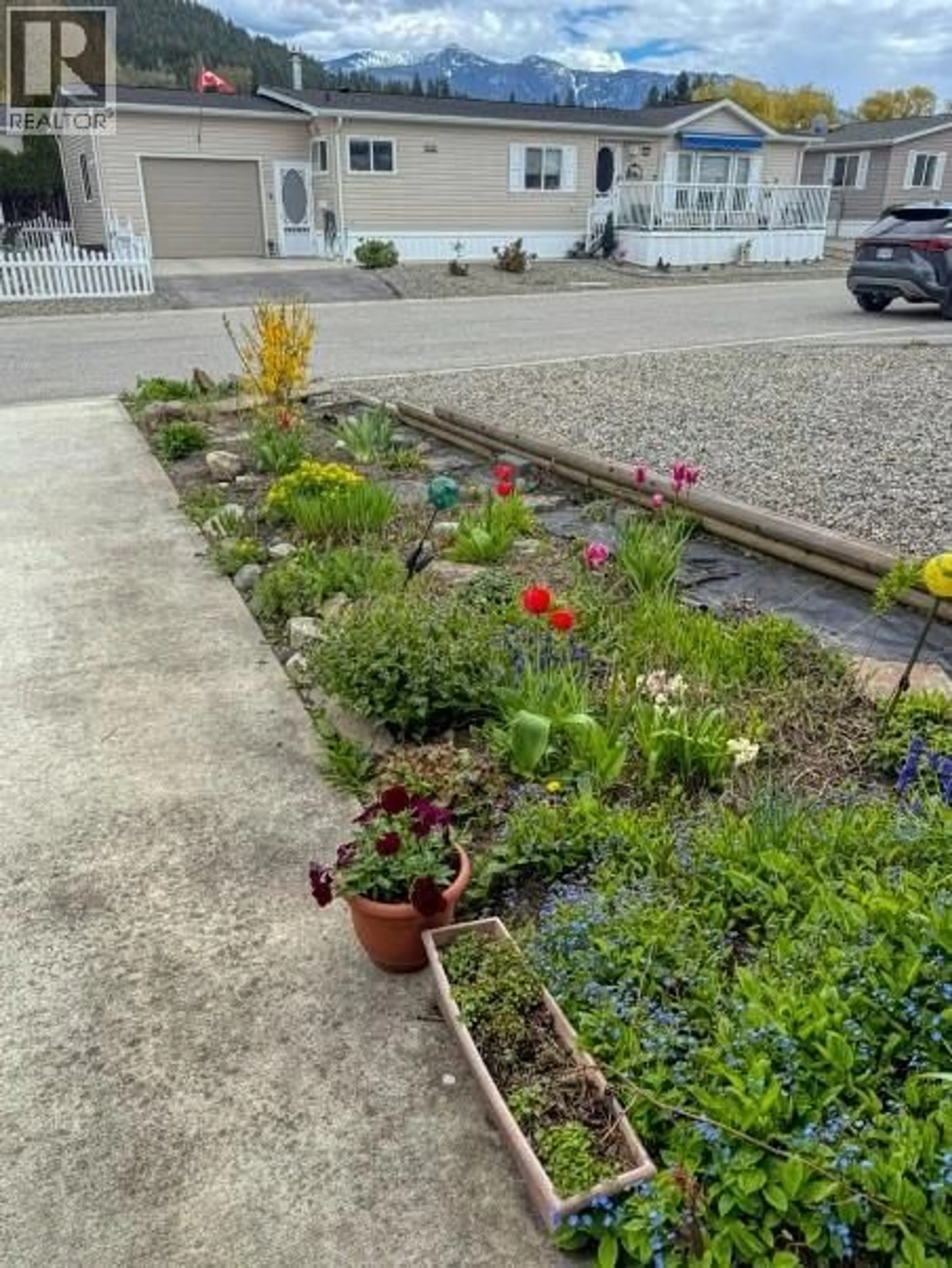 A pic from outside/outdoor area/front of a property/back of a property/a pic from drone, street for 33 - 724 DEVON STREET, Creston British Columbia V0B1G6