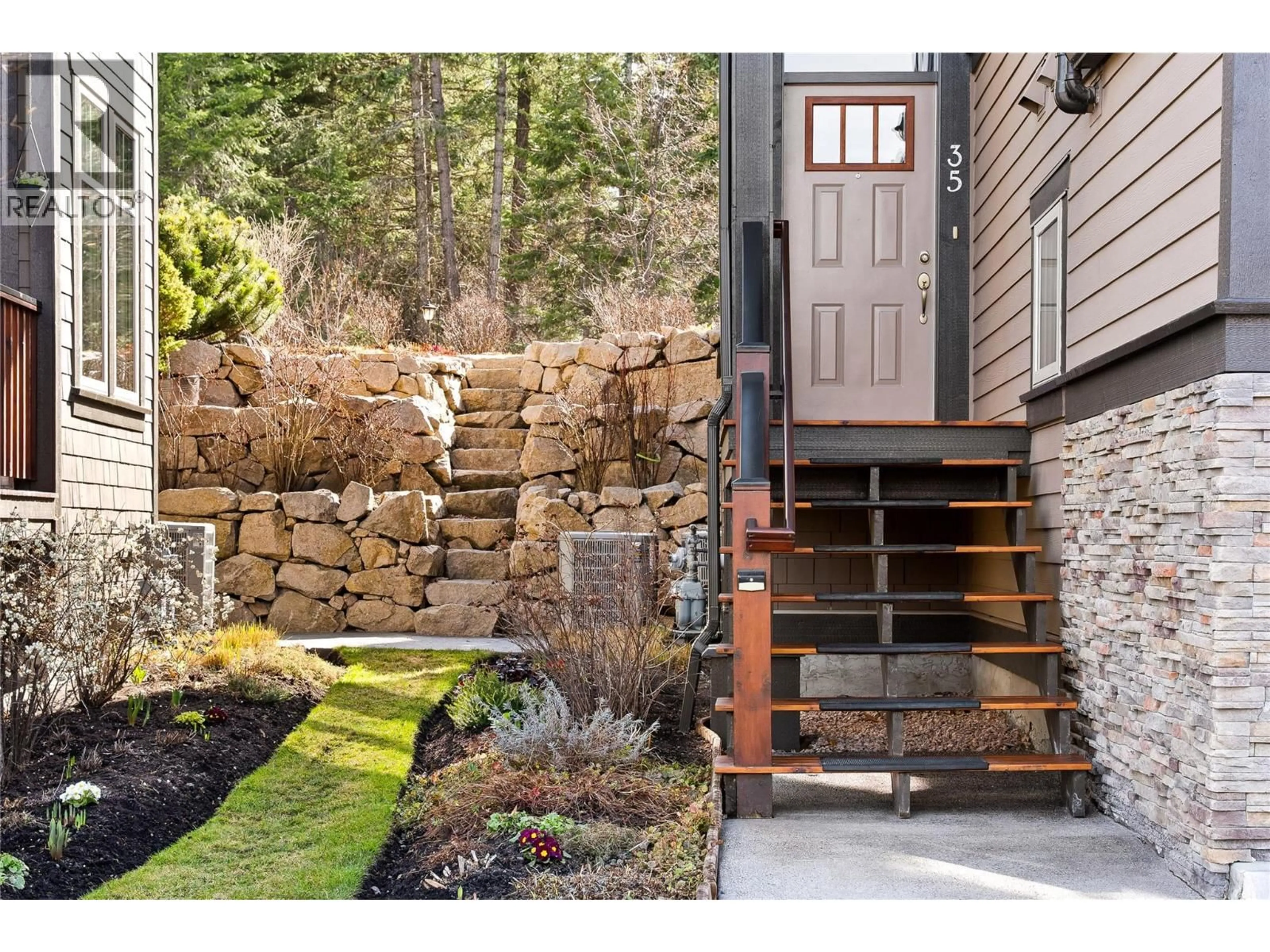 Indoor entryway for 35 - 333 LONGSPOON DRIVE, Vernon British Columbia V1H2L1