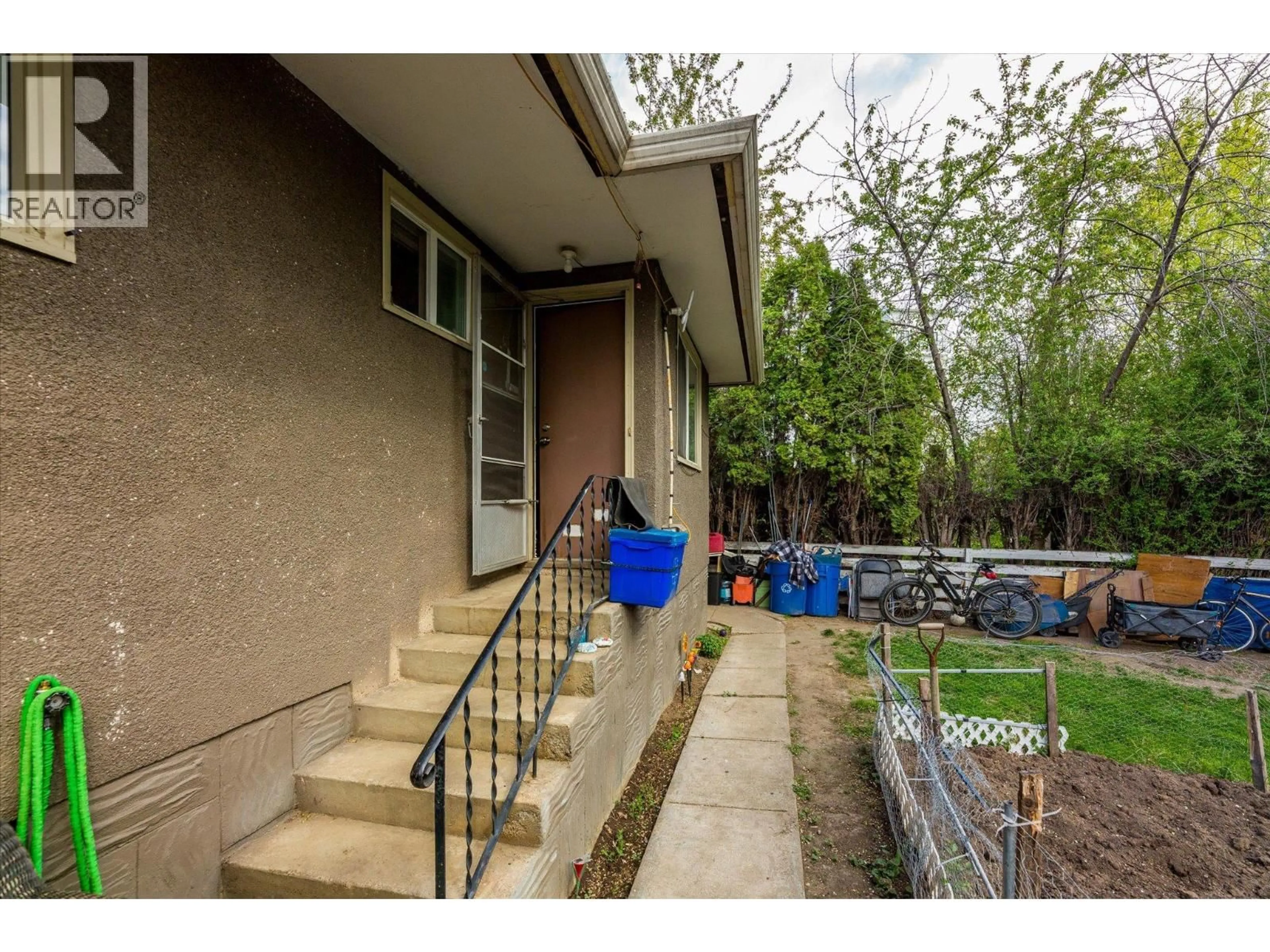 Patio, street for 1333 BELAIRE AVENUE, Kelowna British Columbia V1Y6B8