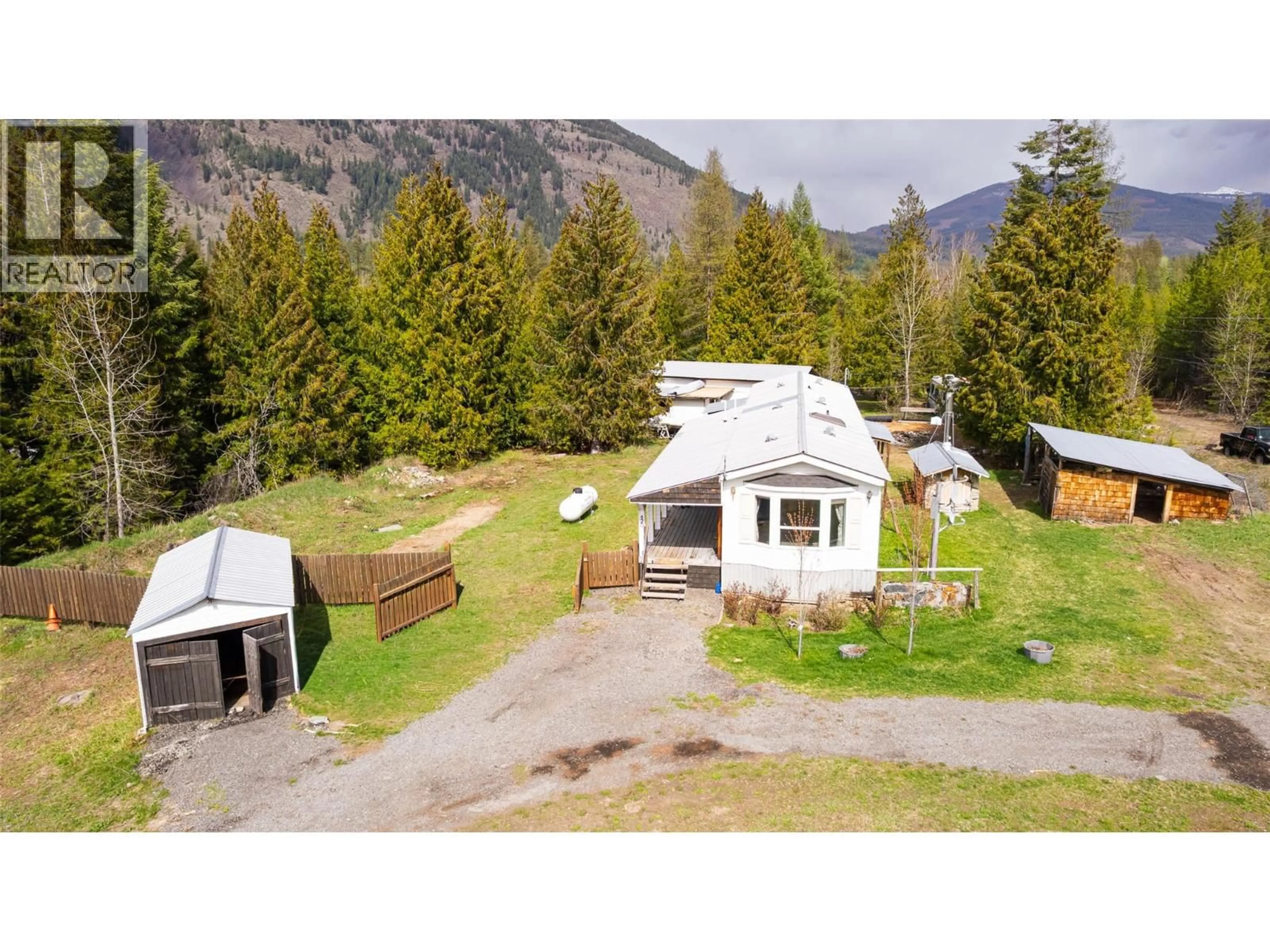 A pic from outside/outdoor area/front of a property/back of a property/a pic from drone, mountain view for 420 MACLEOD STREET, Kitchener British Columbia V0B1W1