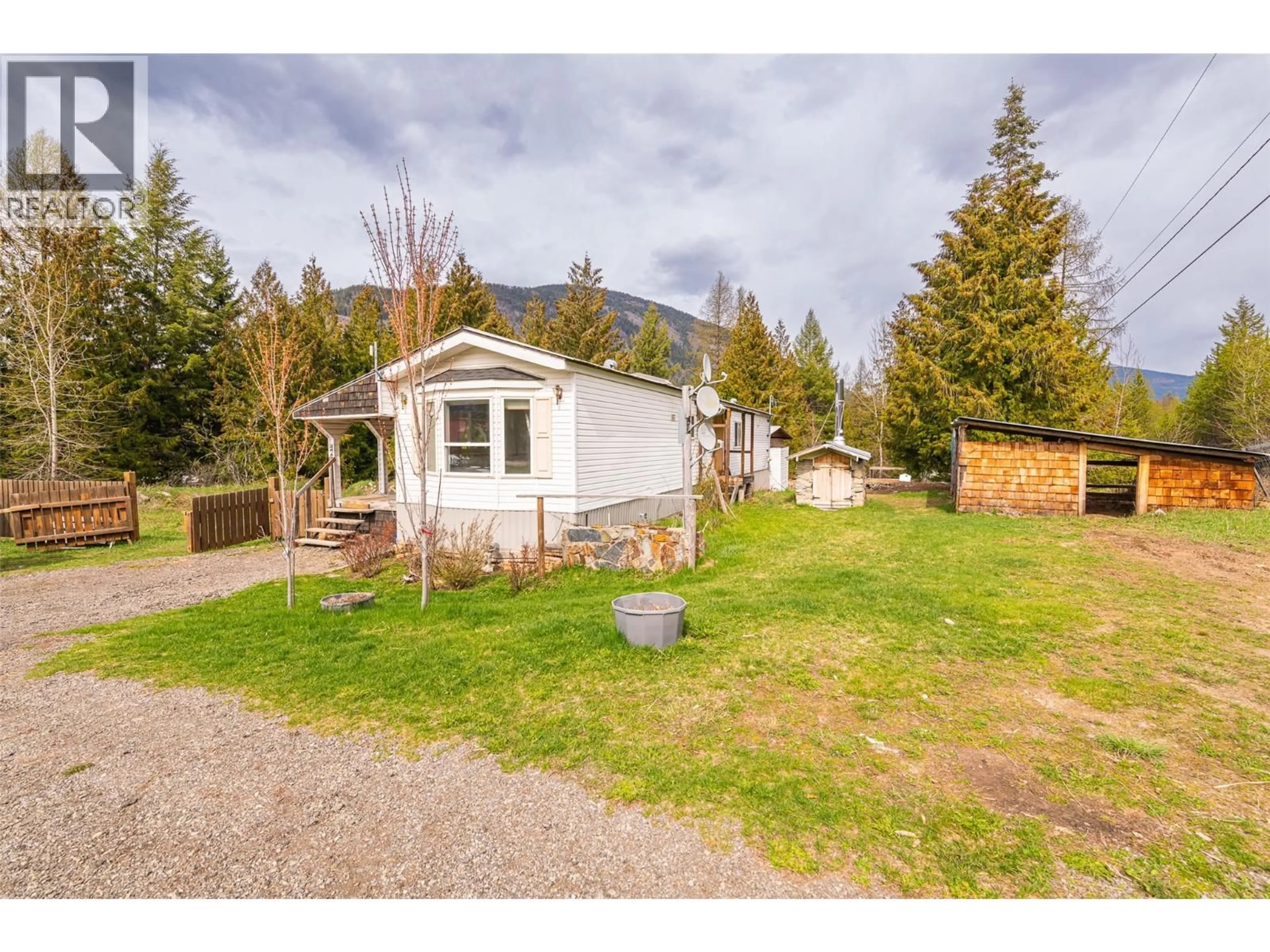 A pic from outside/outdoor area/front of a property/back of a property/a pic from drone, mountain view for 420 MACLEOD STREET, Kitchener British Columbia V0B1W1