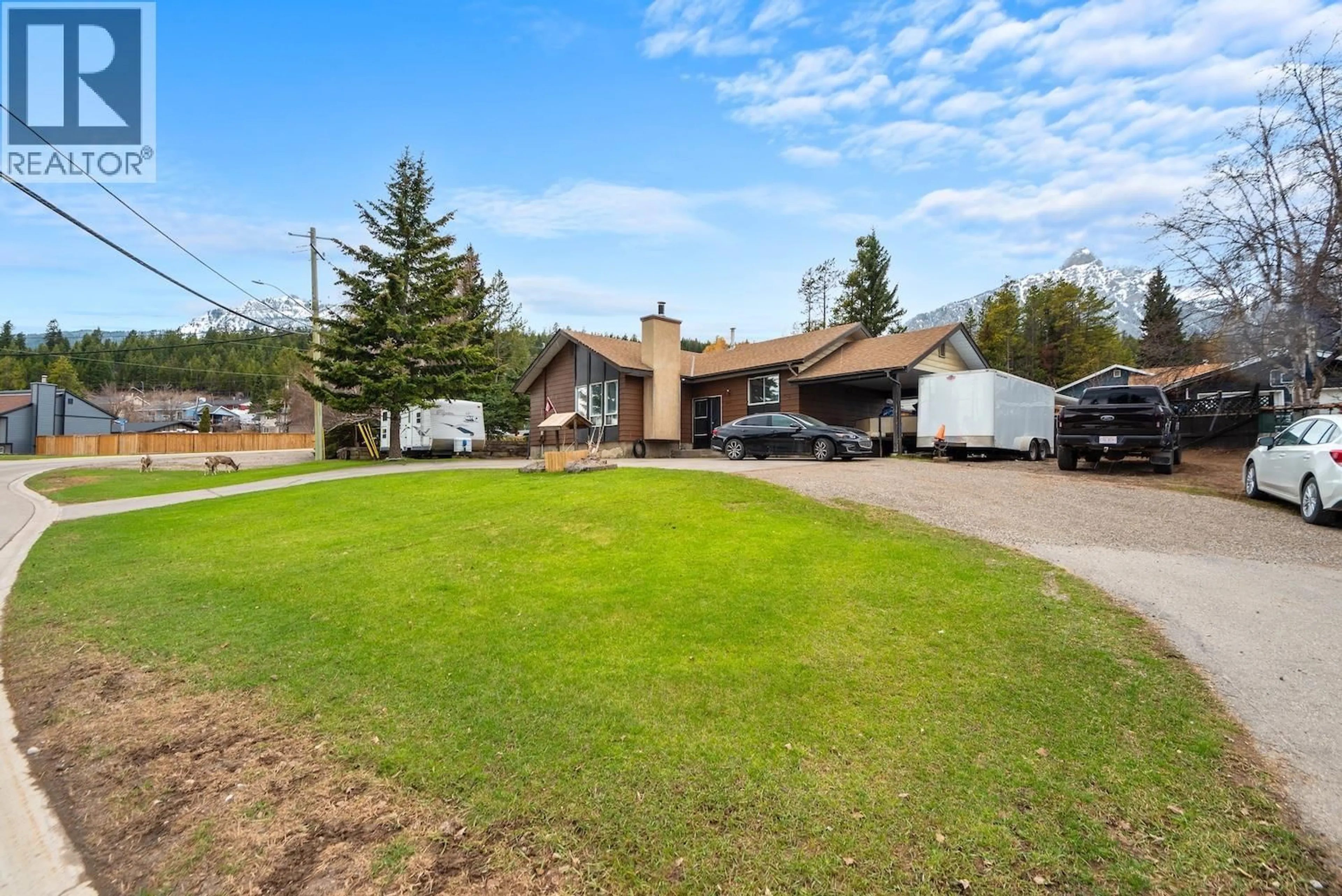 A pic from outside/outdoor area/front of a property/back of a property/a pic from drone, mountain view for 925 ALPINE WAY, Elkford British Columbia V0B1H0